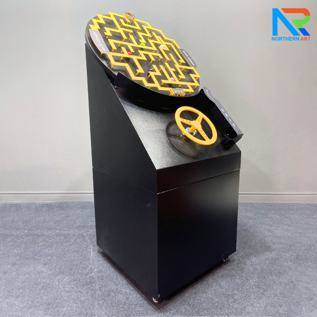 เกมส์เขาวงกต รุ่นพวงมาลัยรถ ขนาด (W)70 x (D)60 x (H)145 cm. โครงเหล็กพ่นสีอุตสาหกรรมพร้อมล้อเลื่อน ลูกแก้วคละสี 5 ลูก