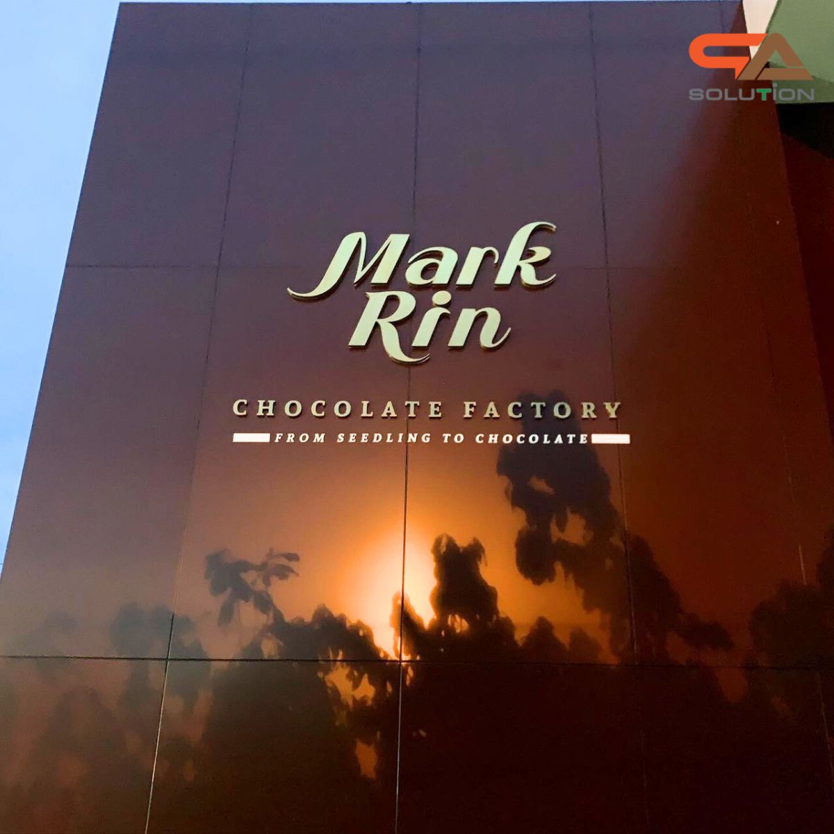 คอมโพสิต อักษรโลหะไทเทเนียมสีทอง สวยงาม ดูหรูหรา แข็งแรง ทนทาน ไม่เป็นสนิม