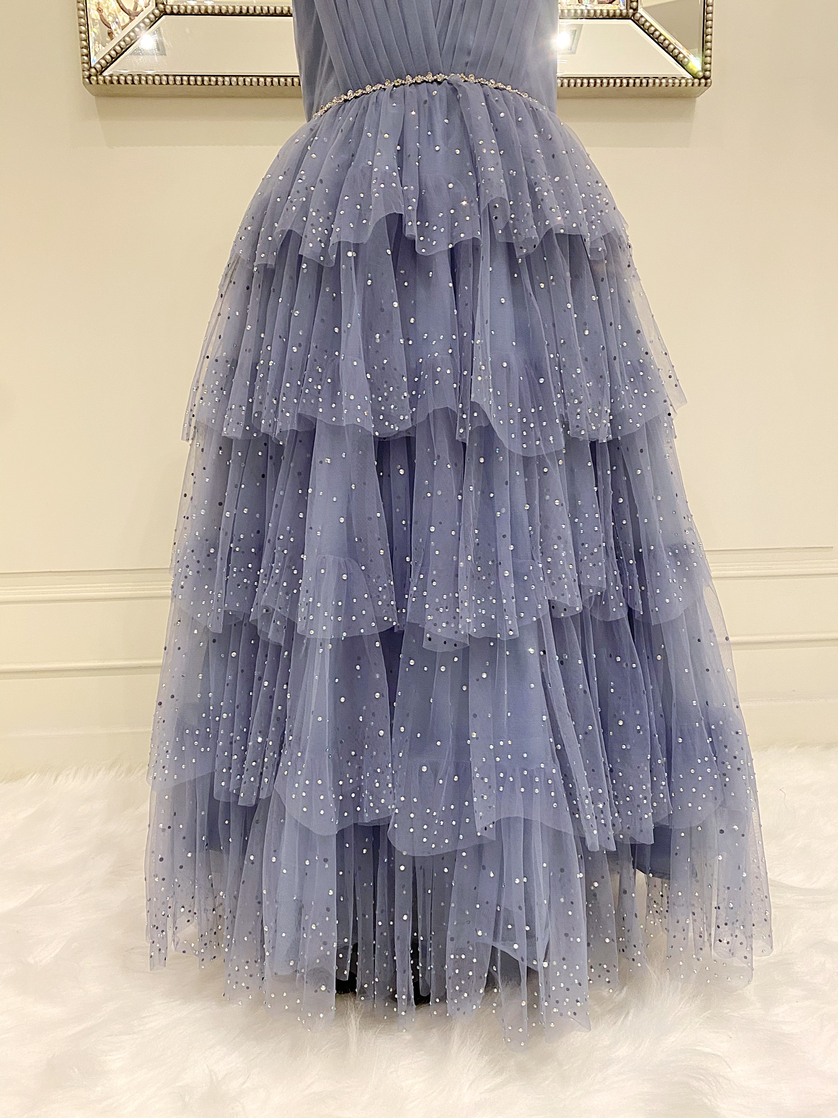 เดรสราตรียาวสีฟ้าครามแขนกุด (งานไฮพรีเมี่ยม) ดีเทลกระโปรงระบายประดับคริสตัล Swarovski แท้ทีละเม็ดด้วยมือ