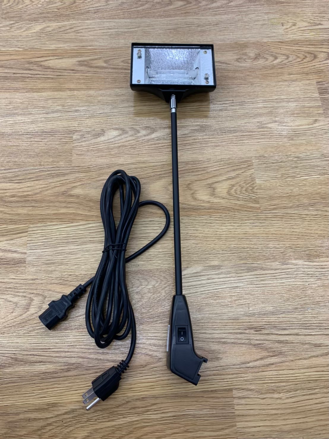 โคมไฟแบคดรอบ พร้อมขายึด รุ่น HALOGEN กําลังไฟสูงสุด 150 วัตต์ แสงสีเหลืองนวล