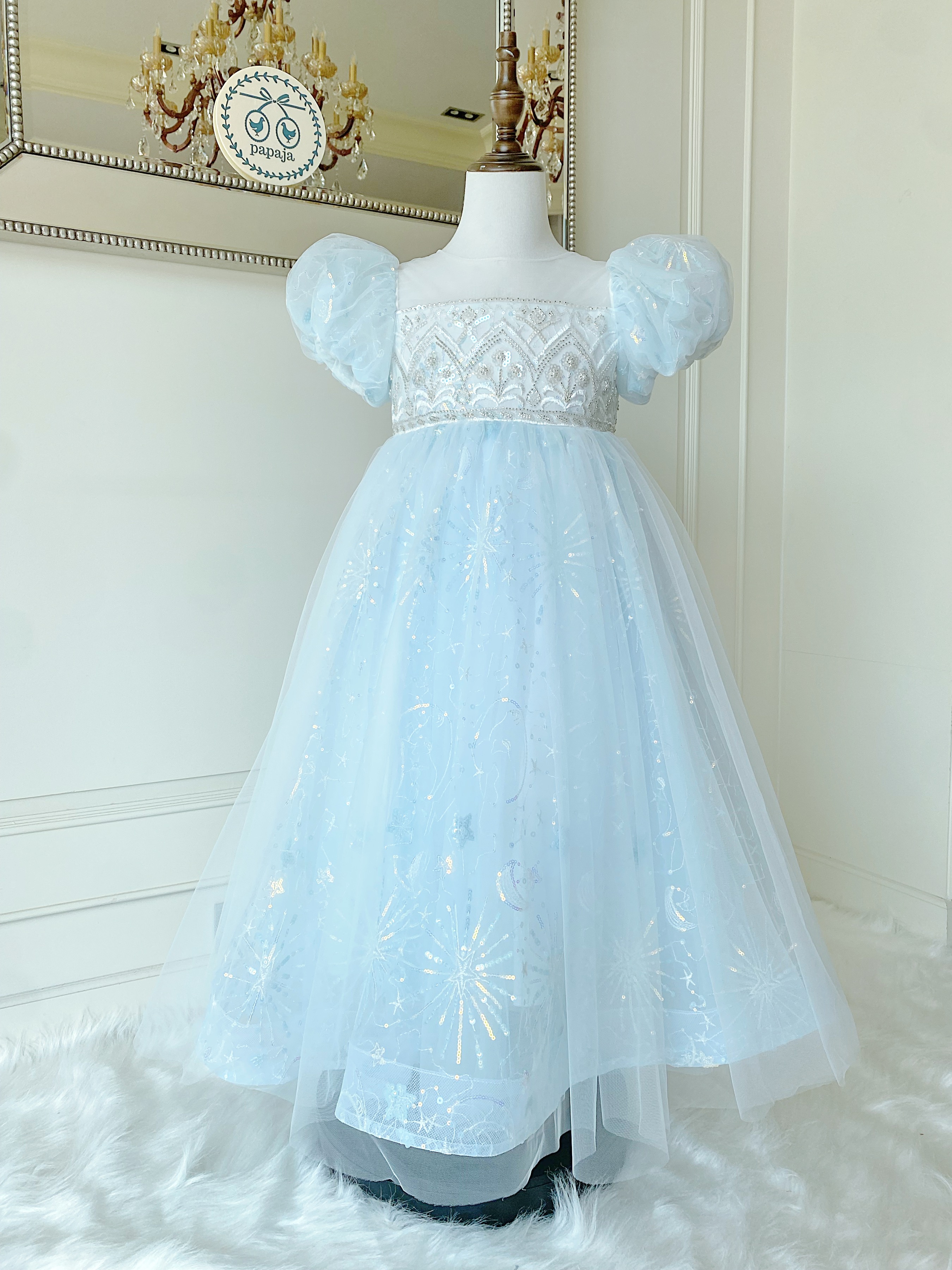 ชุดเจ้าหญิงเอลซ่าแขนตุ๊กตาสีขาว รุ่นไฮพรีเมี่ยม ดีเทลปักลายวิจิตรปราณีตบนอก