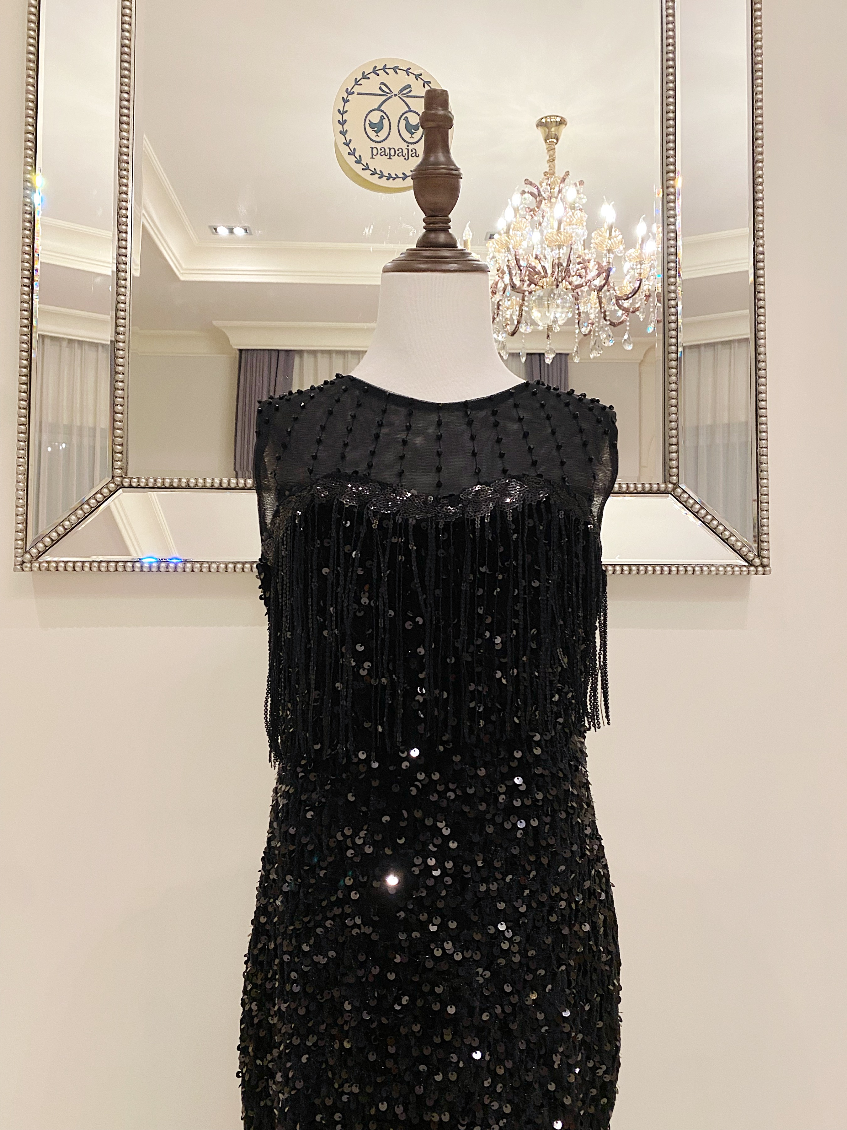 เดรสราตรียาวหางปลาสีดำแขนกุดปักเลื่อมทั้งชุด ดีเทลไหล่ซีทรู ชุดนี้แพทเทริน์ใส่สวยเข้ารูปร่าง