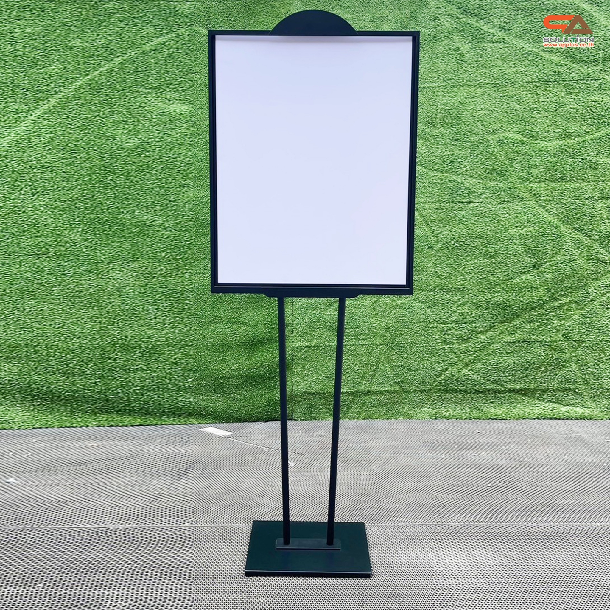 โปสเตอร์สแตนด์เหล็ก เสาคู่ สีดำ ขนาด (W)58 x (L)73 x H157 cm. ฐานเหลี่ยม โชว์งานพิมพ์2ด้าน ด้านบนครึ่งวงกลม สำหรับใส่โลโก้ ถอดประกอบได้