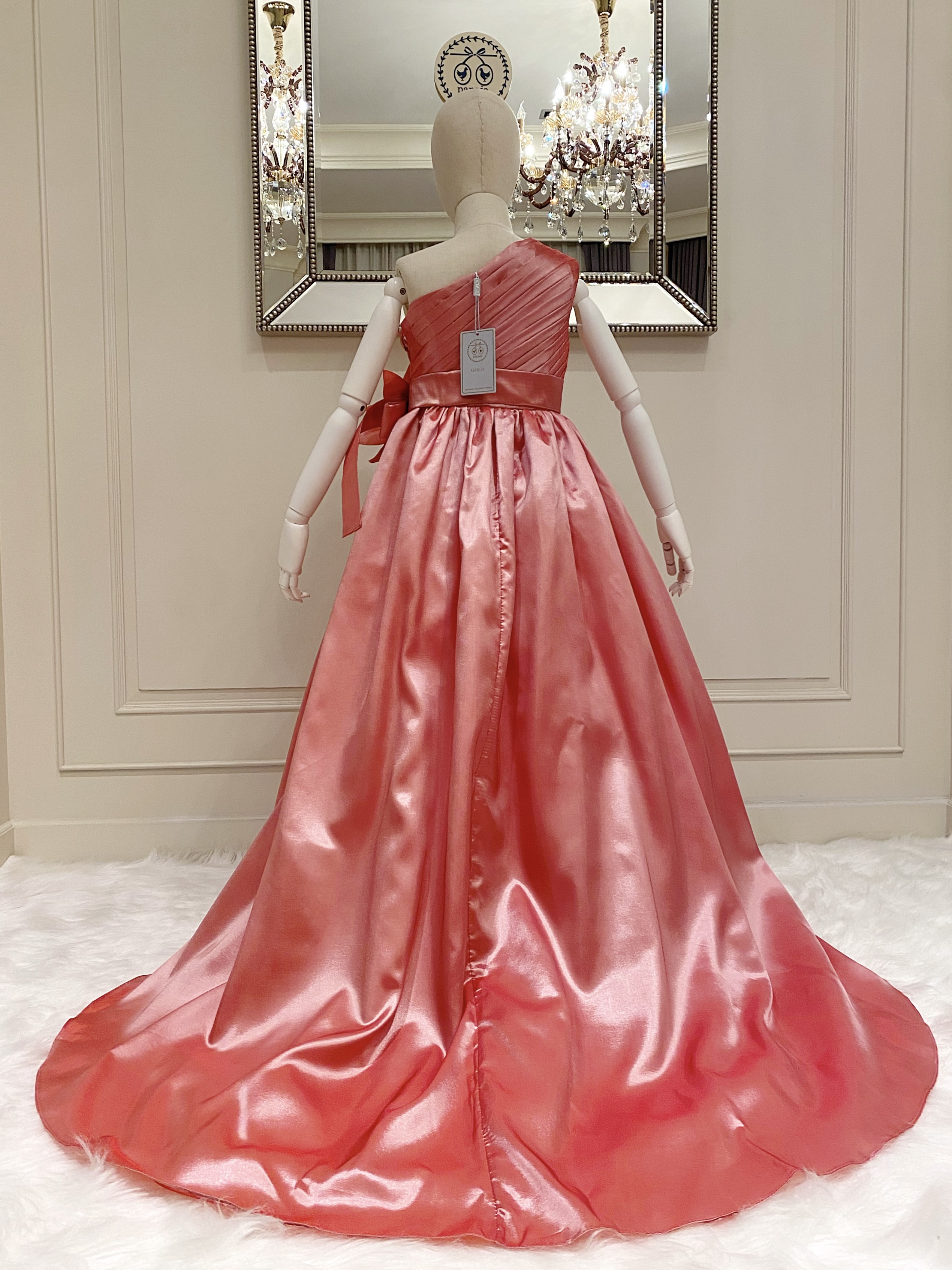 เดรสออกงานราตรียาวไหล่เดียวสีชมพูพีช (งานไฮพรีเมี่ยม) ดีเทลจับเดรปกระโปรงบานยาวแบบหางปลา