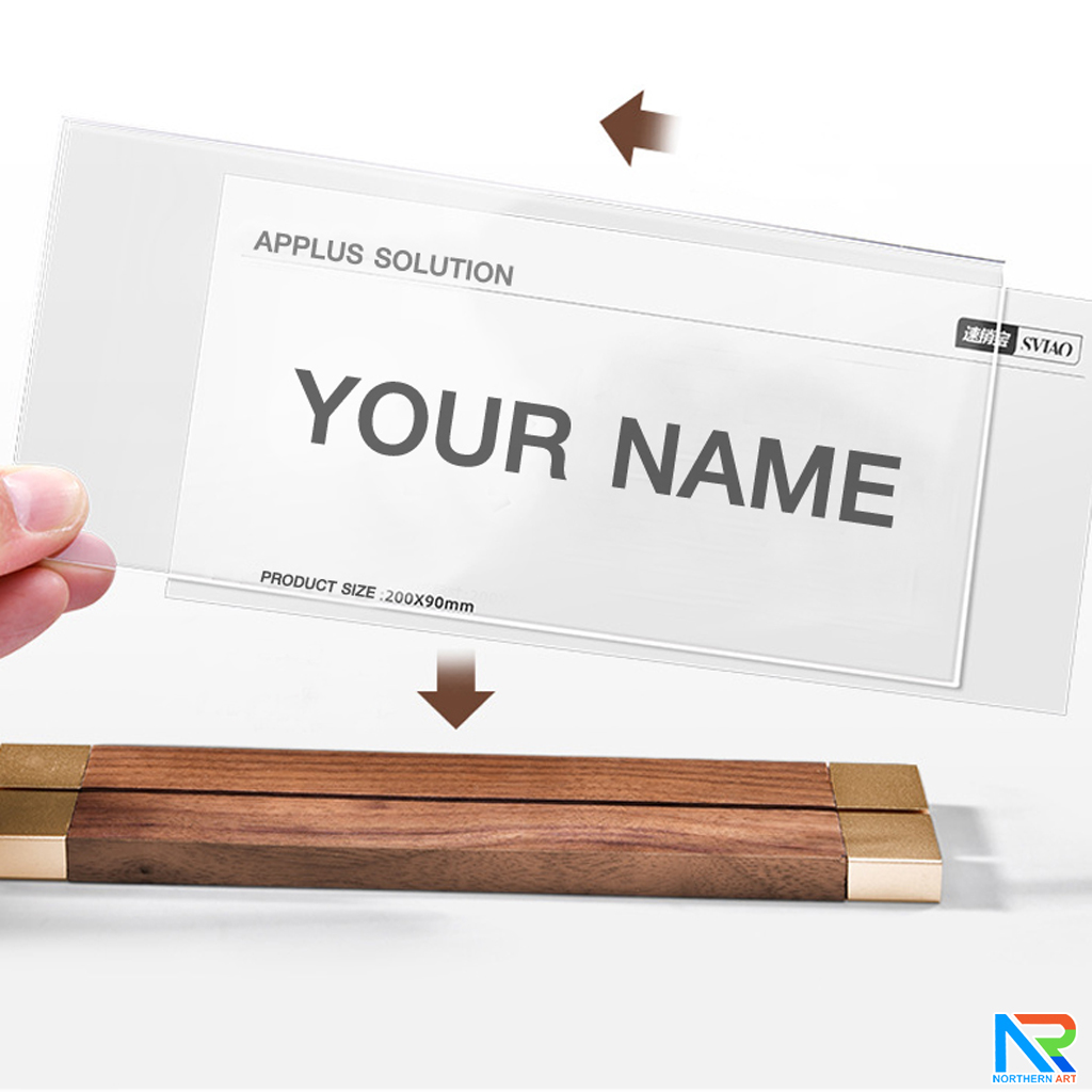 ป้ายชื่อตั้งโต๊ะ รุ่น T4 ขนาด 9x 20 ซม. ฐานไม้จริงสีวอลนัท พร้อมอะคริลิคใส สอดงานพิมพ์ด้านข้าง โชว์งานพิมพ์2 ด้าน