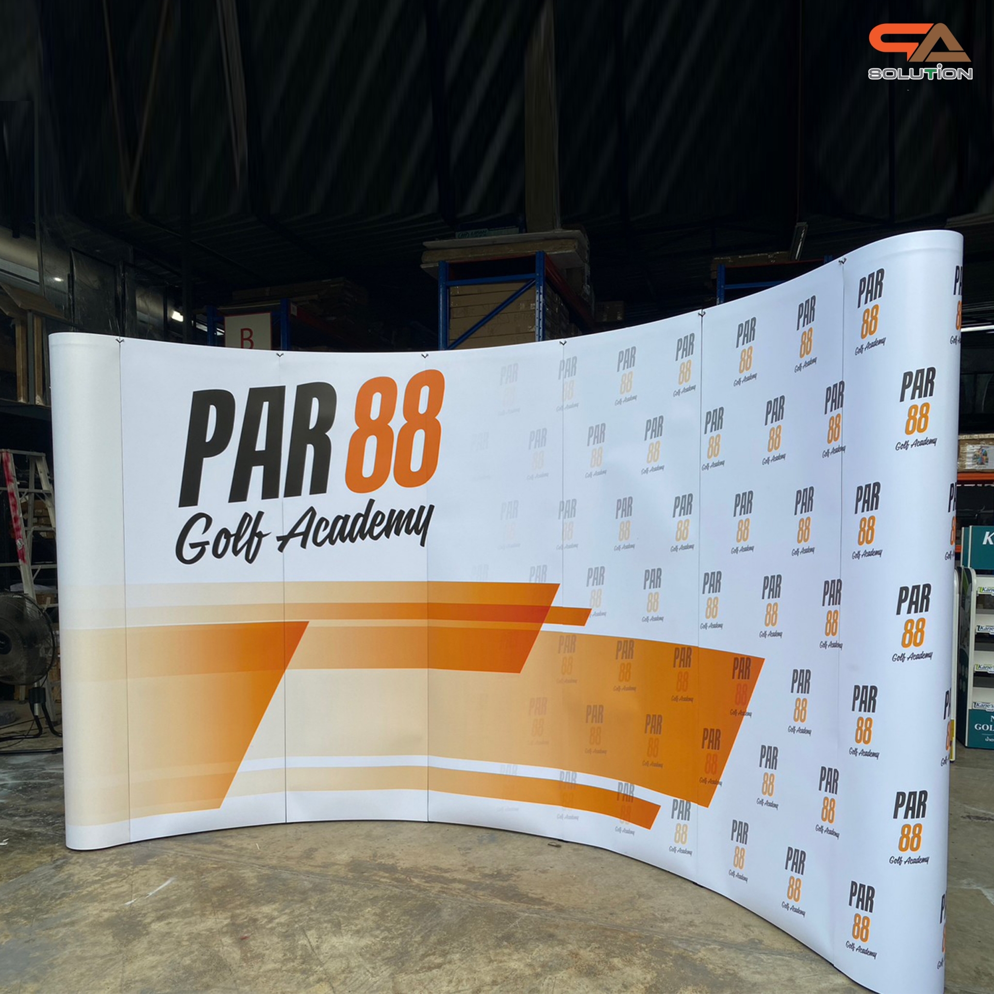 BACK DROP ฉากแบคดรอป รุ่นมน แบบโค้ง โครงอะลูมิเนียม ถอดประกอบได้ พร้อมงานพิมพ์+โคมไฟ พร้อมกระเป๋าล้อลาก 1 ใบ