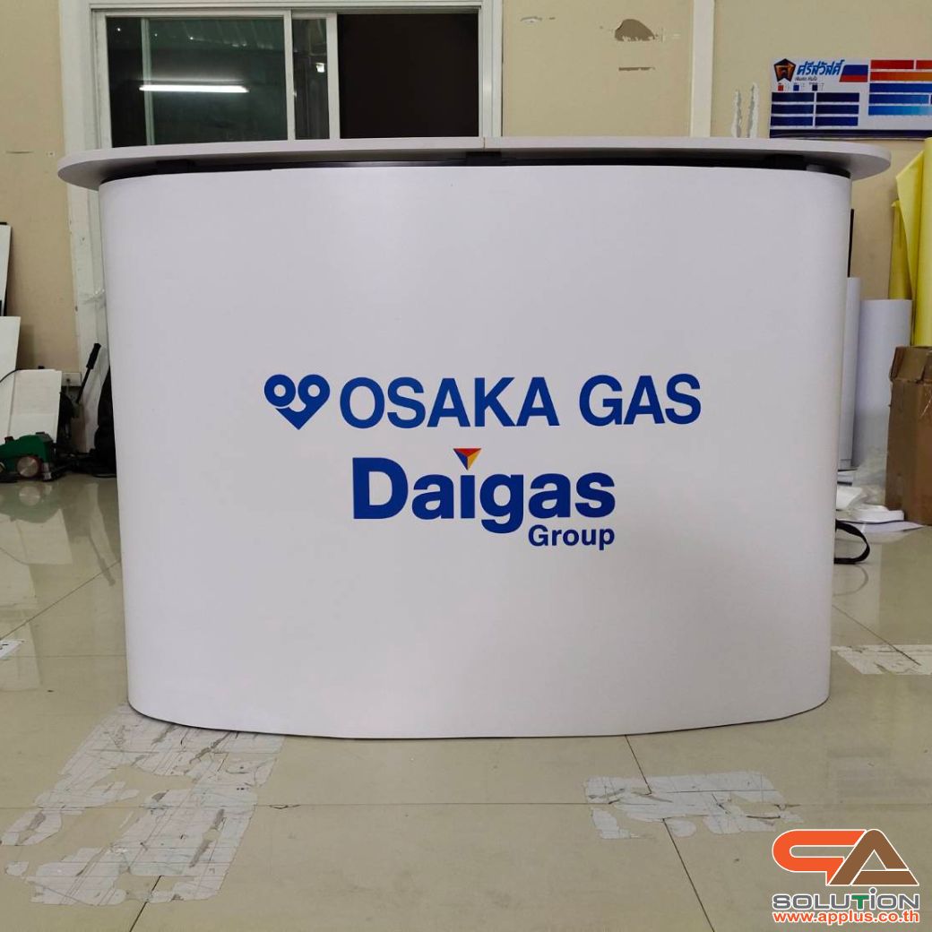 เคาน์เตอร์ออกบูธ รุ่นโค้ง TOPสีขาว มีชั้นวาง ขนาด (W)131 x (D)39 x (H) 87 cm.โครงอะลูมิเนียม พับเก็บได้ เคลื่อนย้ายสะดวก