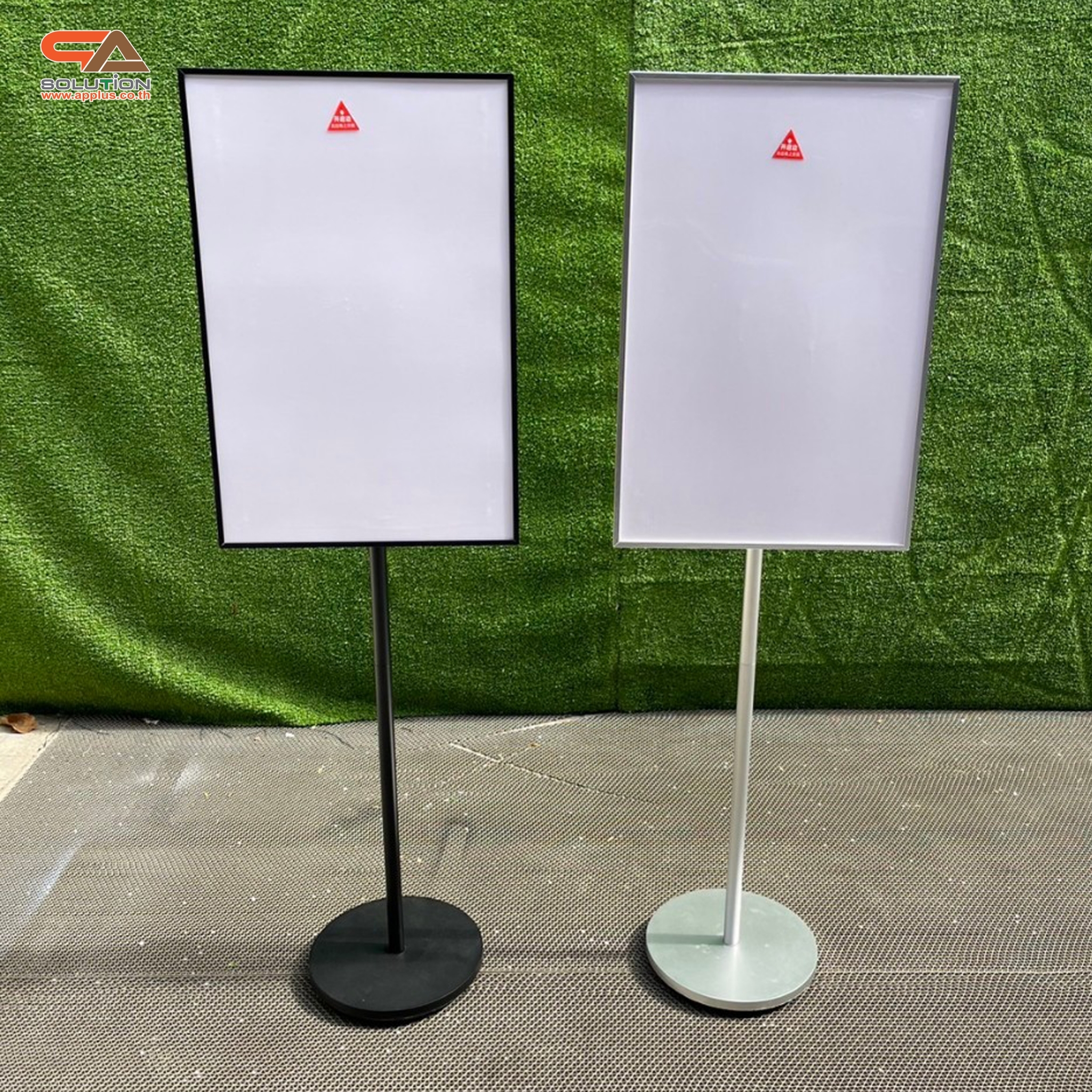 โปสเตอร์สแตนด์ ขนาด 40x60 cm. สีดำ ฐานกลม เสาเดี่ยว สอดภาพจากด้านข้าง เปลี่ยนมุมเอน ปรับแนวตั้ง-แนวนอนได้