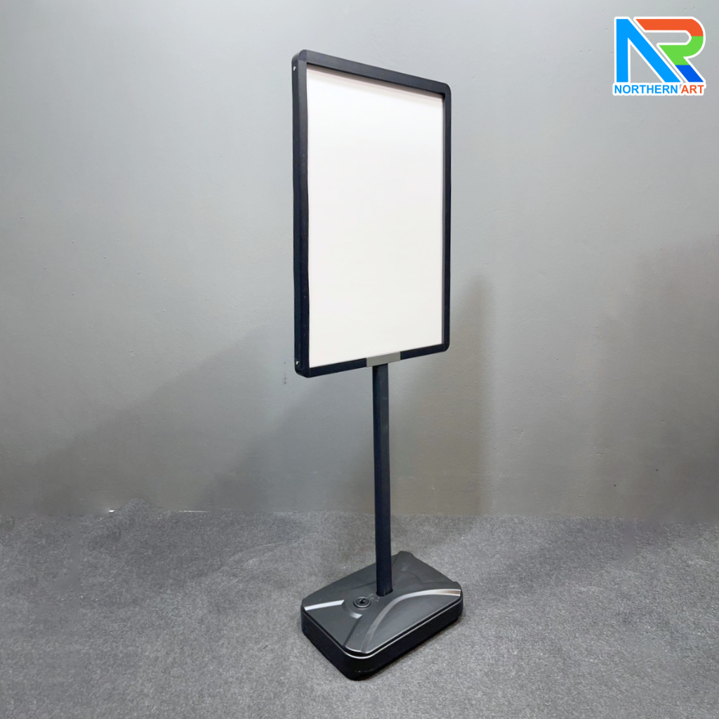 โปสเตอร์สแตนด์เหล็ก ฐานน้ำ สีดำ (W)52.5 x (L)72.7 x (H)150 cm. สอดงานด้านบน โชว์งานพิมพ์ 2 ด้าน