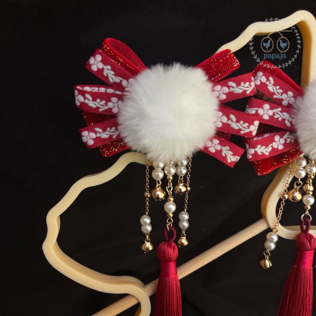 (No.200) ขายเป็นคู่ กิ๊ฟติดผมตรุษจีน ประดับโบว์แดงและปอมปอมลูกโตตรงกลาง