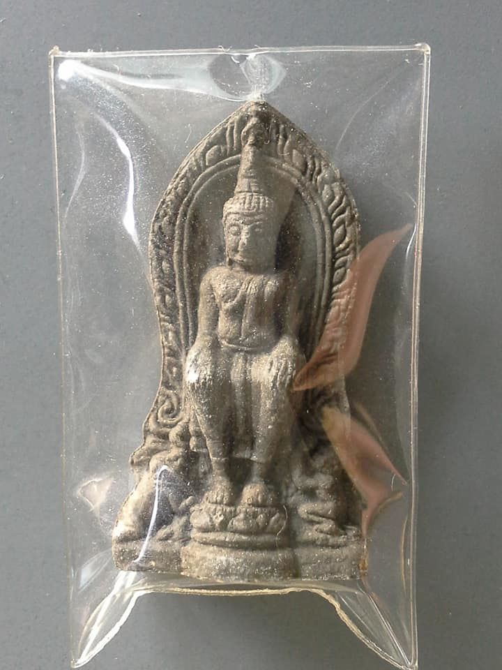 A048 พระเนื้อผงใบลานสีดำ หลวงพ่อโต วัดป่าเลไลยก์ จ.สุพรรณบุรี หลังพระผงสุพรรณ พิมพ์ใบเสมา รุ่นพิเศษ สร้างจากเนื้อพระเก่า รักเก่า ทองเก่า ที่เกิดจากการบูรณะองค์หลวงพ่อโต ผสมเกศาพระธรรมมหาวีรานุวัตร เจ้าอาวาสวัดป่าเลไลย์ จ.สุพรรณบุรี