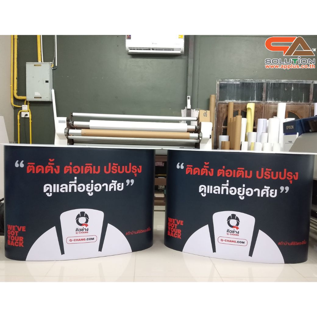 เคาน์เตอร์ออกบูธ รุ่นโค้ง TOPสีขาว มีชั้นวาง ขนาด (W)131 x (D)39 x (H) 87 cm.โครงอะลูมิเนียม พับเก็บได้ เคลื่อนย้ายสะดวก