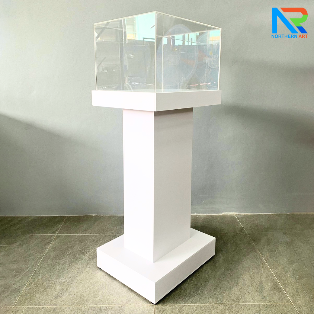 แท่นโชว์สินค้า ดีสเพลย์โชว์สินค้า สีขาว ขนาด (W)50 x (L)40 x (H)119 cm. ด้านบนครอบด้วยอะคริลิคใส4ด้าน