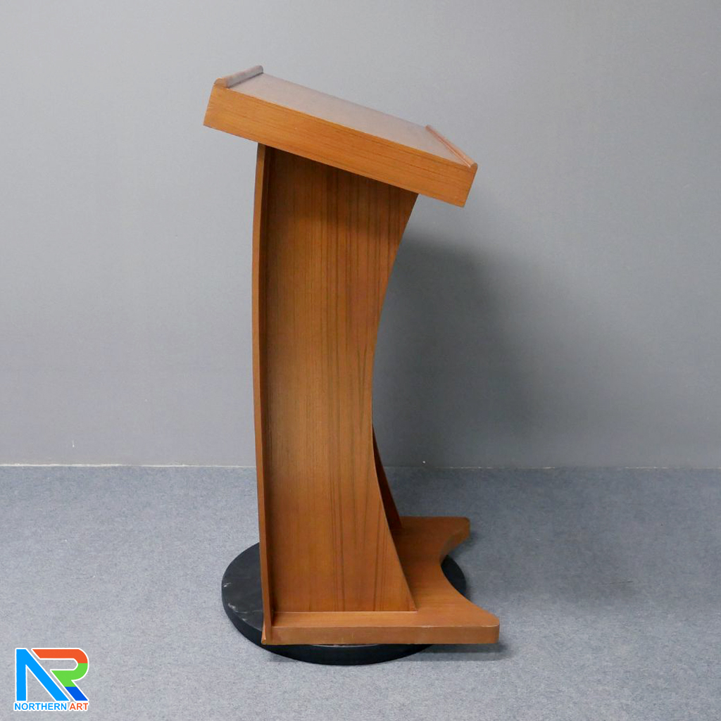 โพเดียมไม้ ยืนคู่ สีสัก พร้อมแถบสีบรอนซ์ด้านข้าง ขนาด(W)90 x (L)47 x (H)121 ซม.