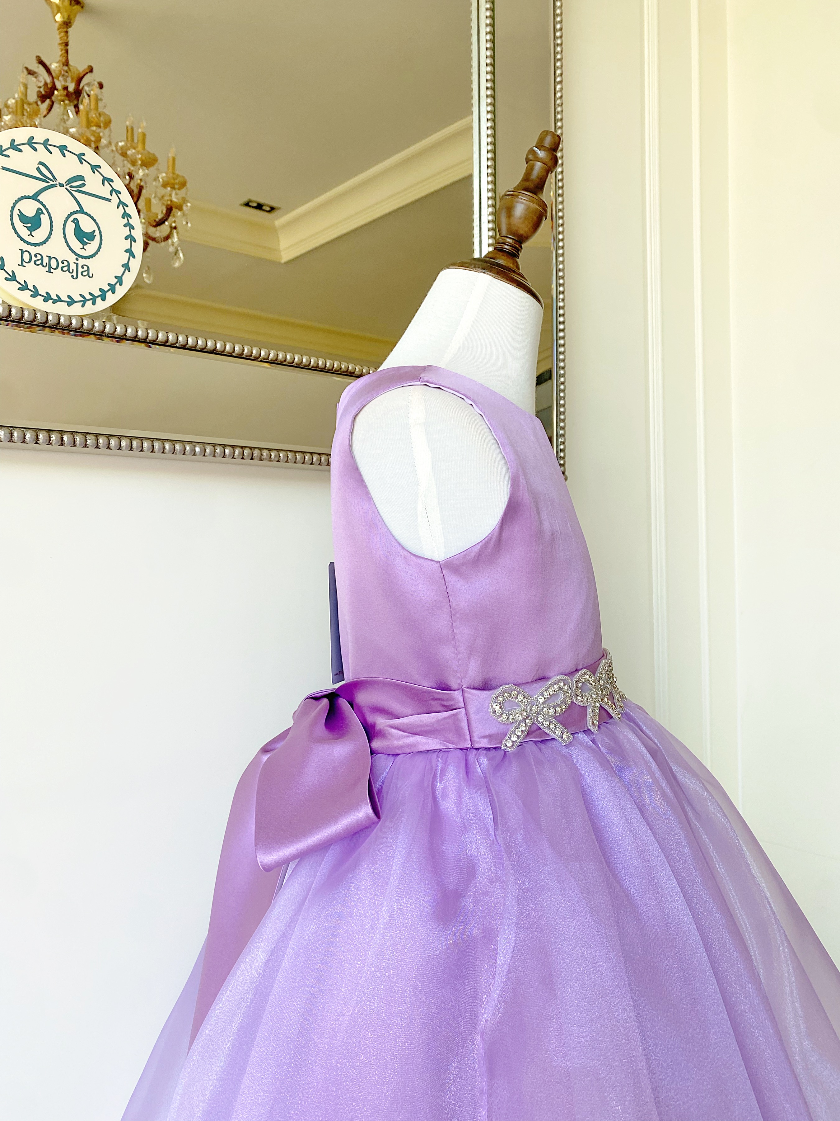 เดรสออกงานราตรียาวแขนกุด สีม่วงโทนมาเจนต้าสดใส (งานไฮพรีเมี่ยม) ดีเทลลายปักเพชรหนามเตยรูปริบบิ้นที่ช่วงเอว