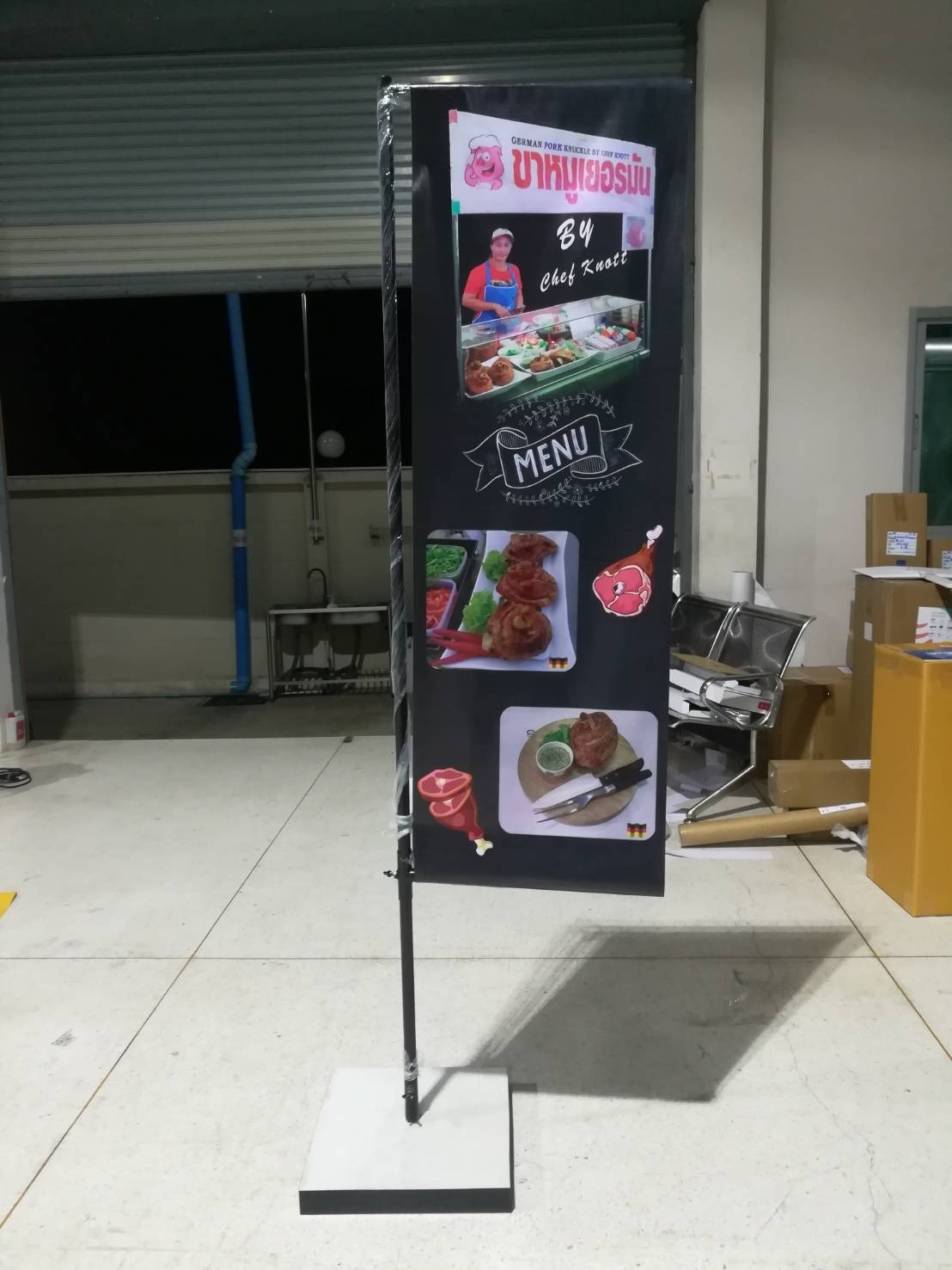 เช่าธงญี่ปุ่น ฐานปูน แขนเดี่ยว ขนาด (W)60 x (H)200 ซม. แข็งแรง มั่นคง ลมพัดไม่ล้ม แขนล่างปรับระดับได้