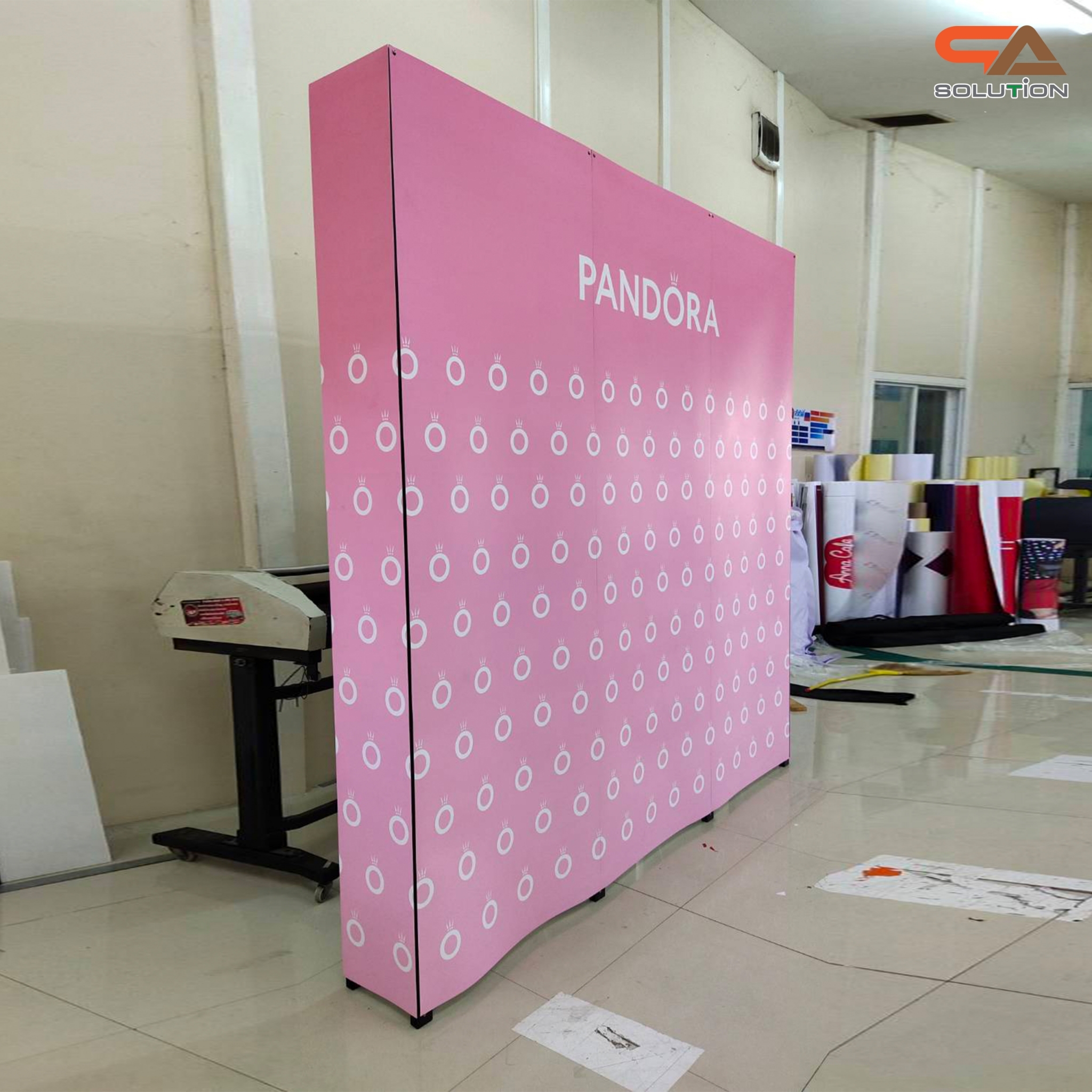 BACK DROP ฉากแบคดรอป รุ่นเหลี่ยม แบบตรง โครงอะลูมิเนียมพร้อมงานพิมพ์ + โคมไฟ 2 ชุด และกระเป๋าล้อลาก 1 ใบ