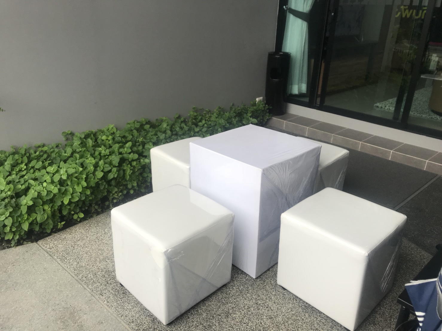 ชุดโต๊ะเก้าอี้สตูลูกเต๋า สีขาว