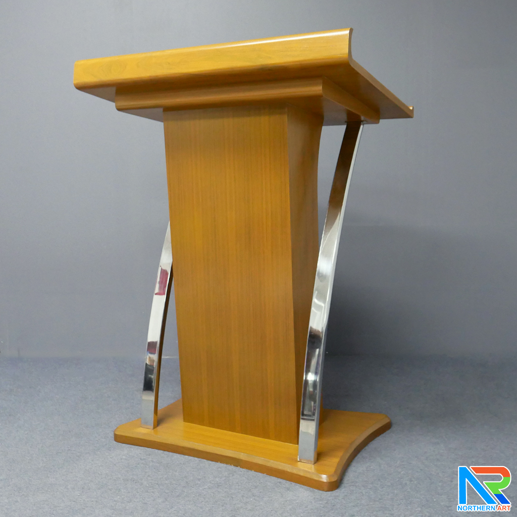 โพเดียมไม้ ยืนคู่ สีสัก ขนาด (W) 90x (L) 63 x (H) 120 cm. ตกแต่งเสาโค้งสแตนเลสเกรด 304