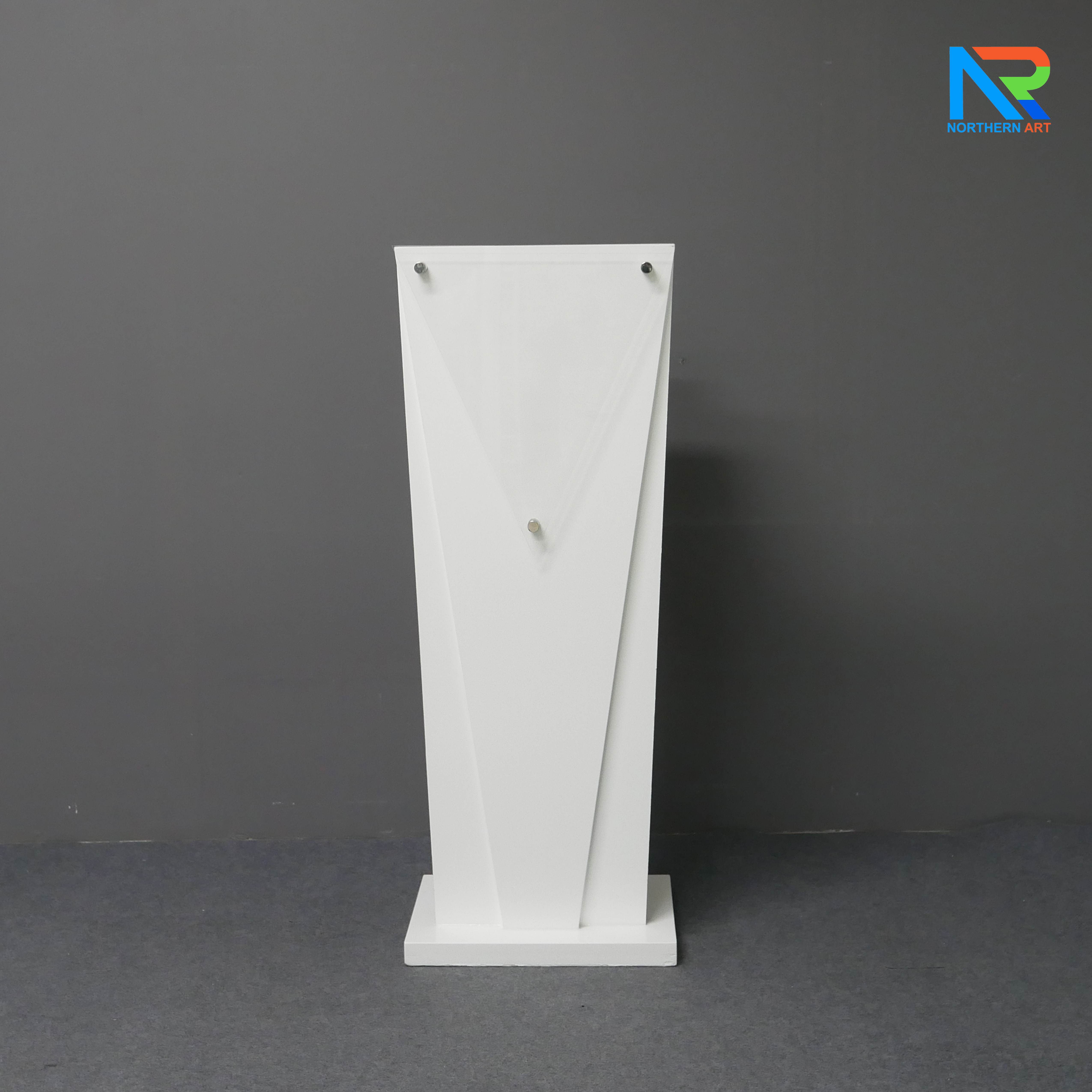 โพเดียมไม้สีขาว ทรงสามเหลี่ยม ขนาด (W) 45 x (L) 35 x (H) 120 cm. ด้านหน้าอะคริลิคใส ติดหมุด สำหรับติดโลโก้