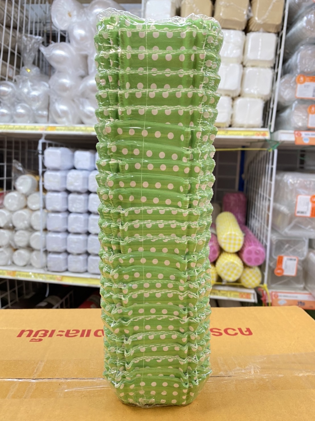 กระทงบราวนี่ ทรงสี่เหลี่ยม สีขาว สีน้ำตาล คละสี 60mm x 60mm จำนวน 200ใบ