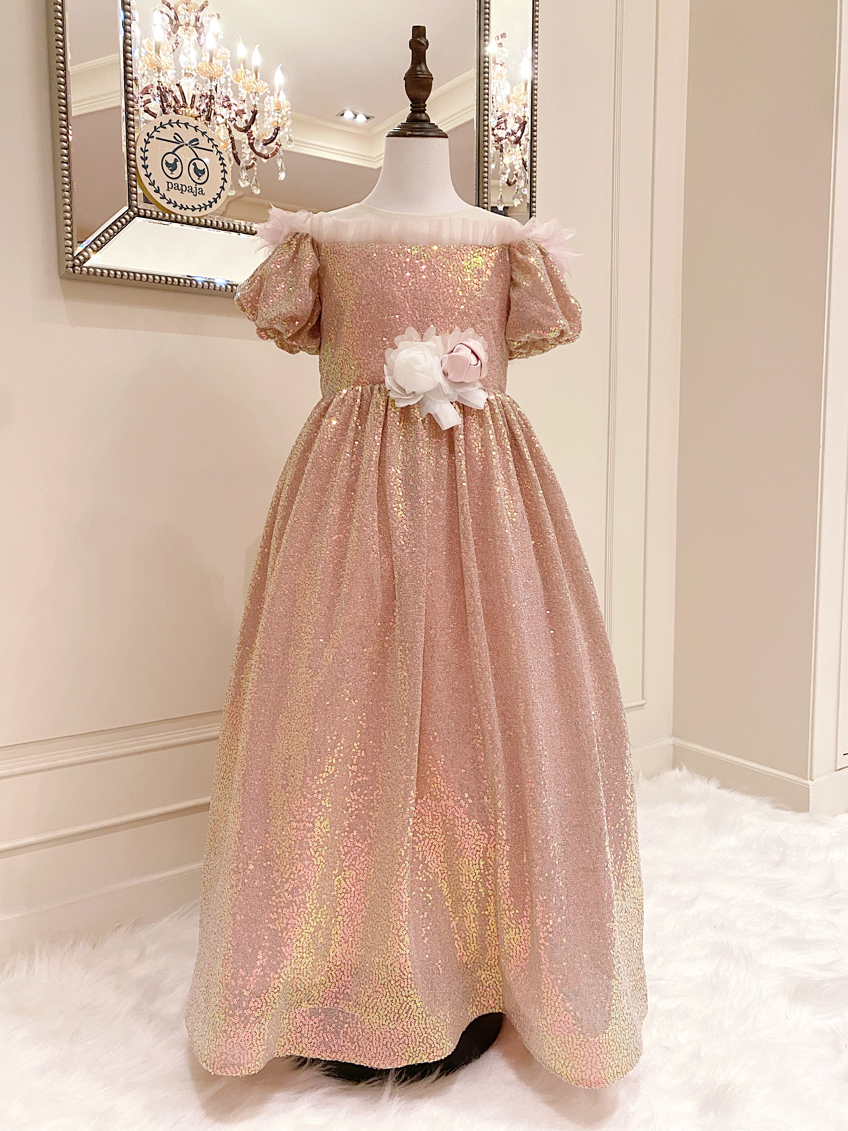 เดรสออกงานราตรียาวแขนตุ๊กตาสีชมพูเมทาลิค ผ้าเลื่อมวิ้ง