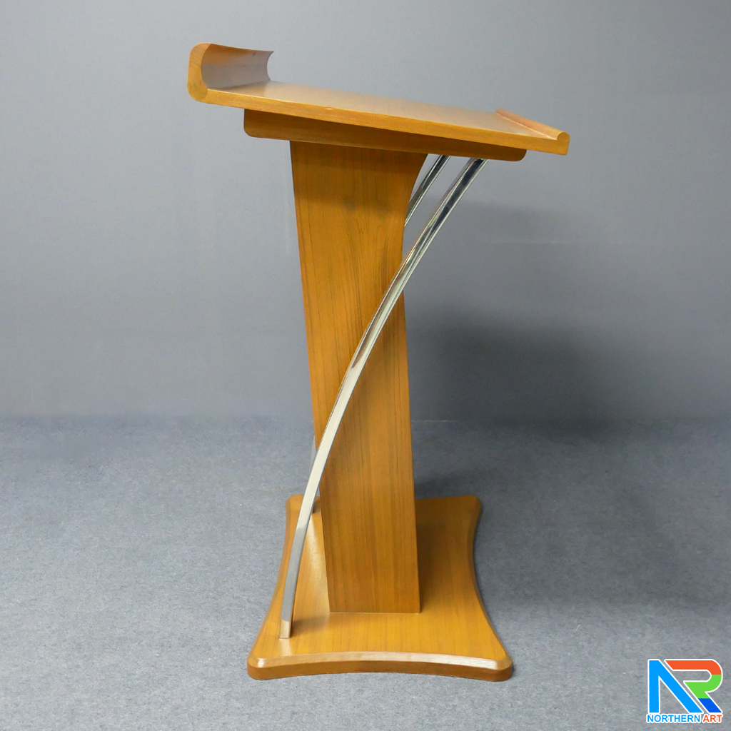 โพเดียมไม้ ยืนคู่ สีสัก ขนาด (W) 90x (L) 63 x (H) 120 cm. ตกแต่งเสาโค้งสแตนเลสเกรด 304