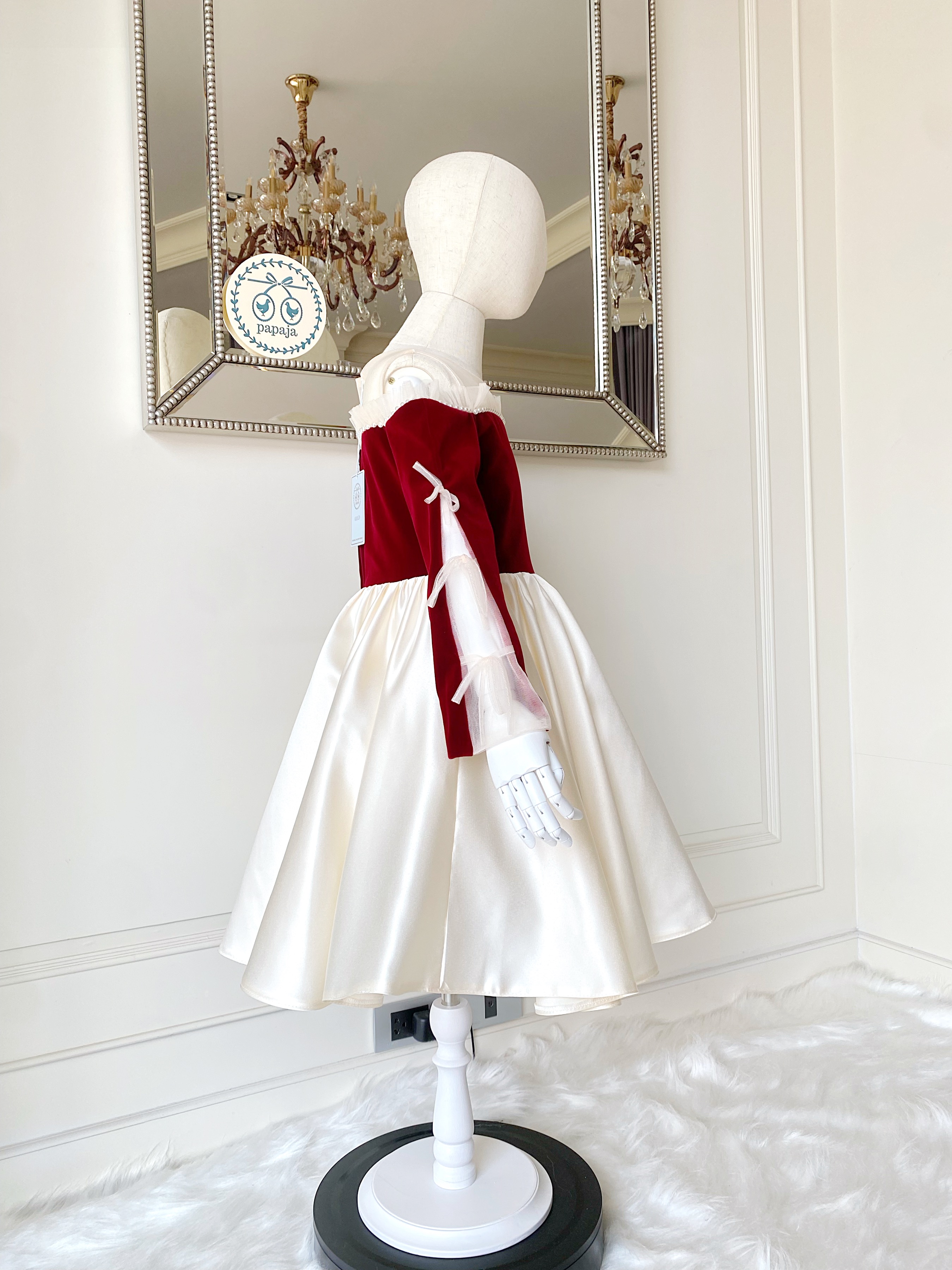 เดรสราตรีสั้นสีแดงตัดสีขาวครีมแขนยาวเปิดไหล่ ดีเทลปักไข่มุกรอบไหล่