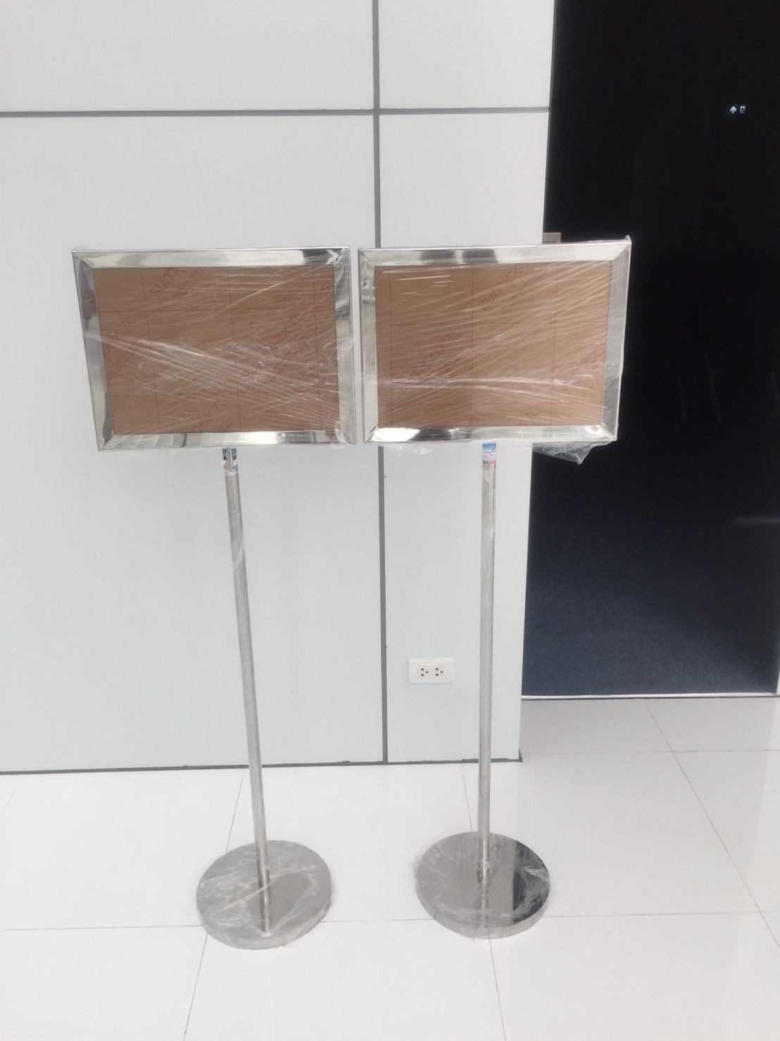 โปสเตอร์สแตนด์ สแตนเลส 304 ขนาด A4 แนวนอน ฐานกลม โชว์ภาพ2ด้าน พร้อมอะคริลิคใส 2 แผ่นประกบ