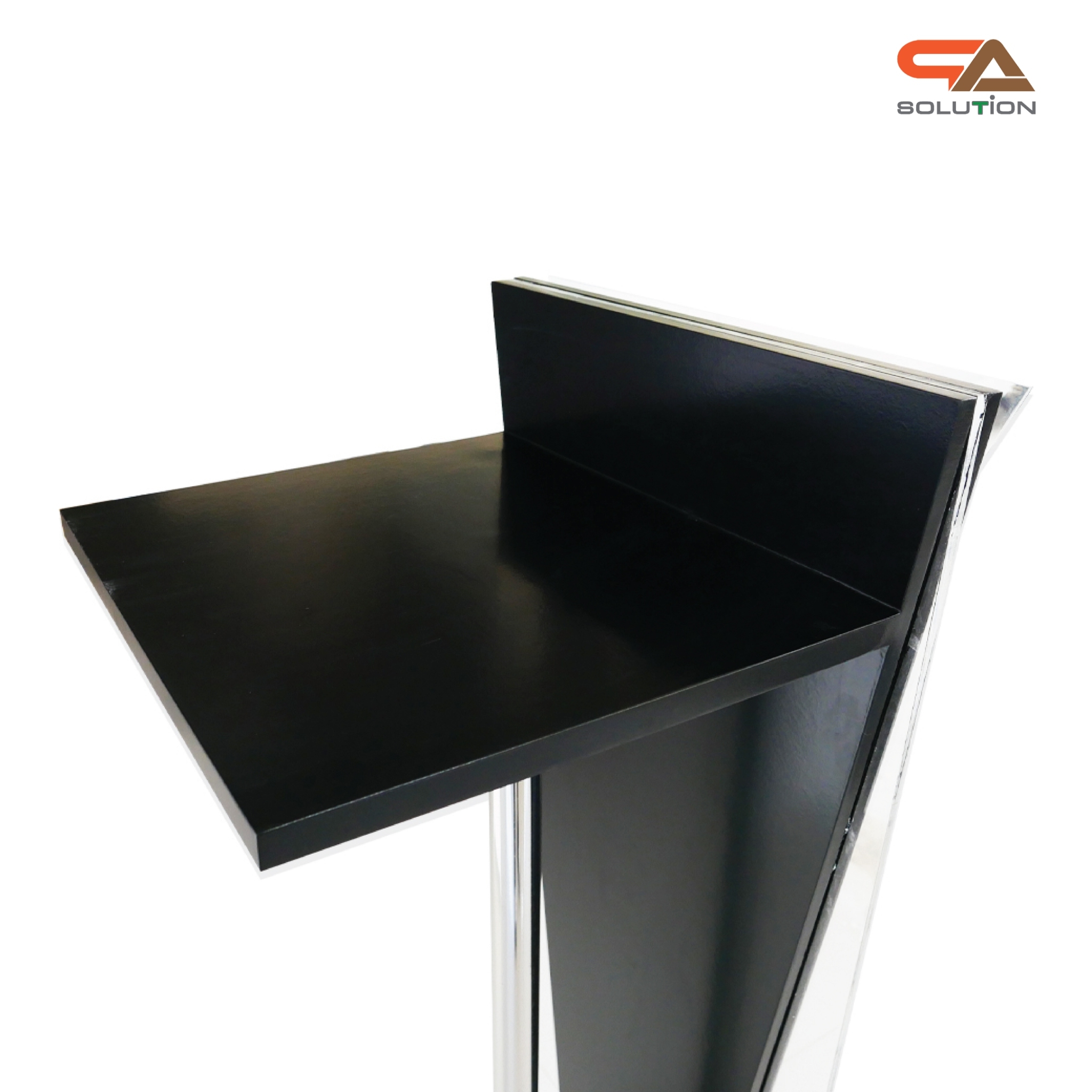 โพเดียมไม้สีดำ ทรงสามเหลี่ยม ขนาด (W) 45 x (L) 35 x (H) 120 cm. ด้านข้างอะคริลิคใส หนา 8 มม. ด้านหน้าอะคริลิคใส ติดหมุด สำหรับติดโลโก้