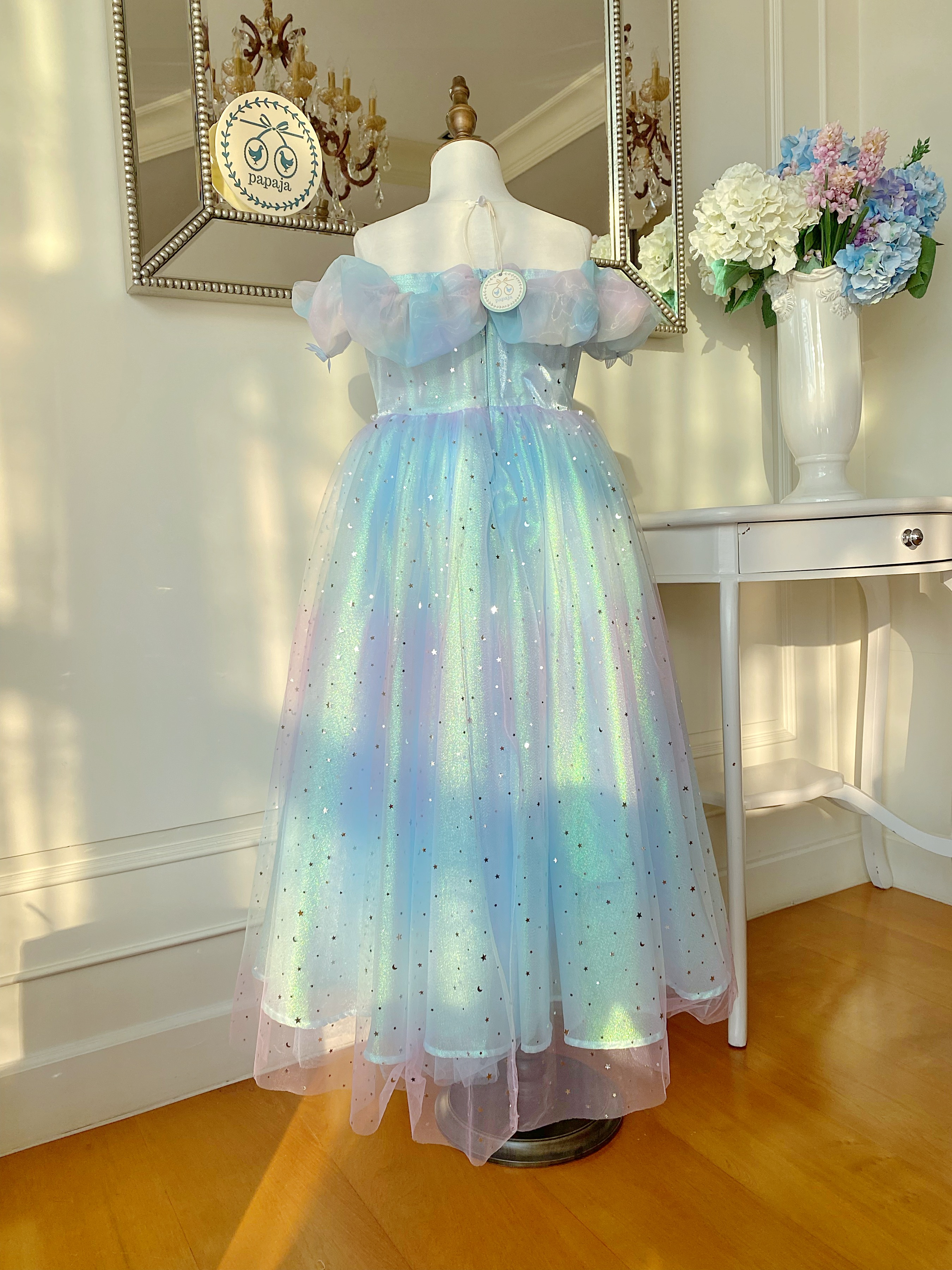 เดรสออกงานราตรียาวแขนกุด สีเรนโบว์พาสเทล ดีเทลไข่มุกที่รอบเอว