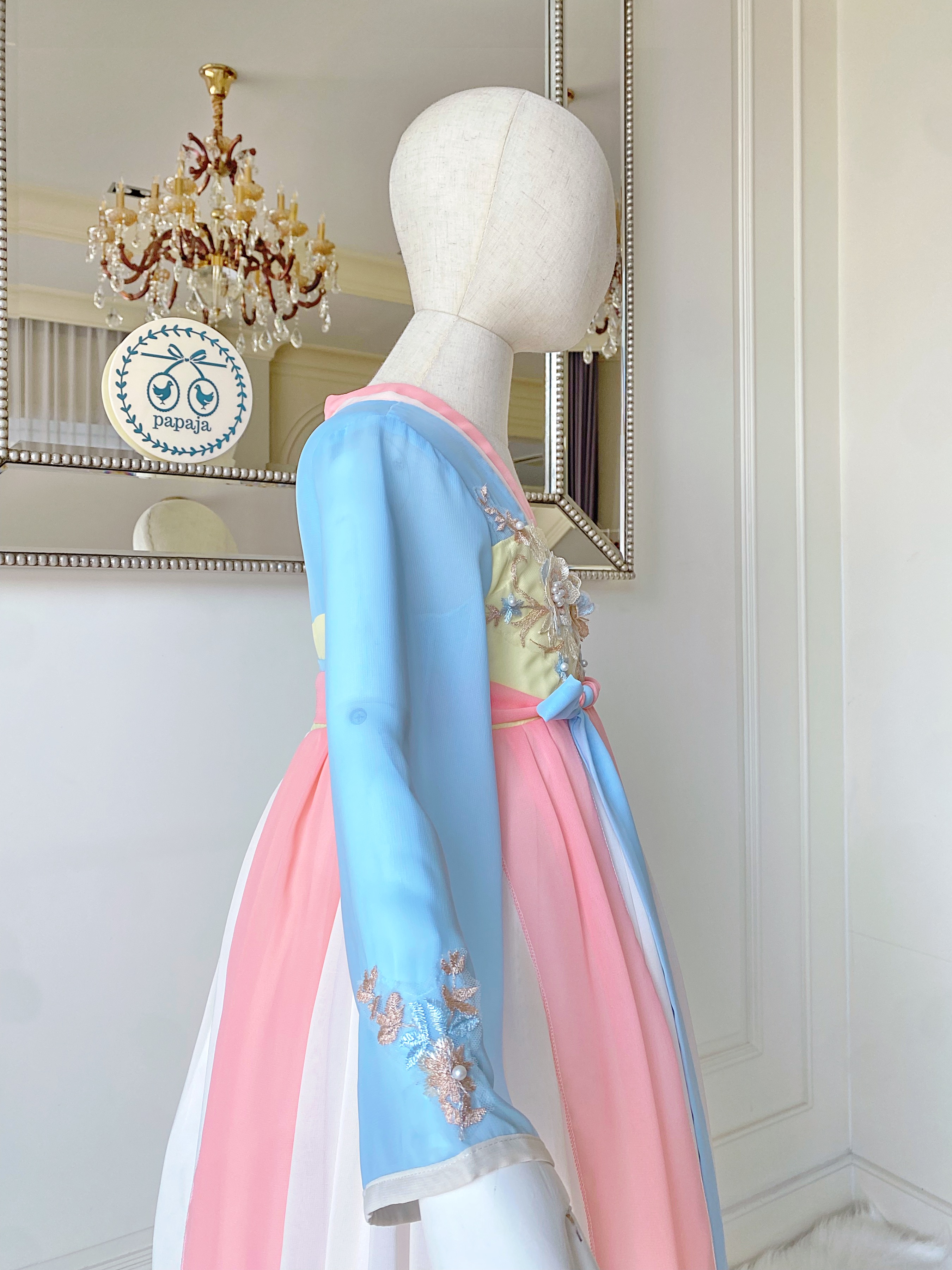 เดรสฮั่นฝูแขนยาวสีโทนพาสเทลสีพีชฟ้าครามและเหลืองสวยละมุนลงตัว ดีเทลตกแต่งดอกไม้ปักดิ้นทองและไข่มุกสวยเลอค่า