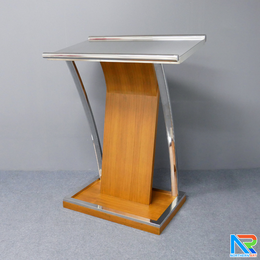 โพเดียมไม้ยืนคู่ Top หุ้มสแตนเลสยืนคู่ สีสัก ขนาด (W) 90x (L) 59 x (H) 120 cm. พร้อมตกแต่งเสาโค้งสแตนเลสเกรด304