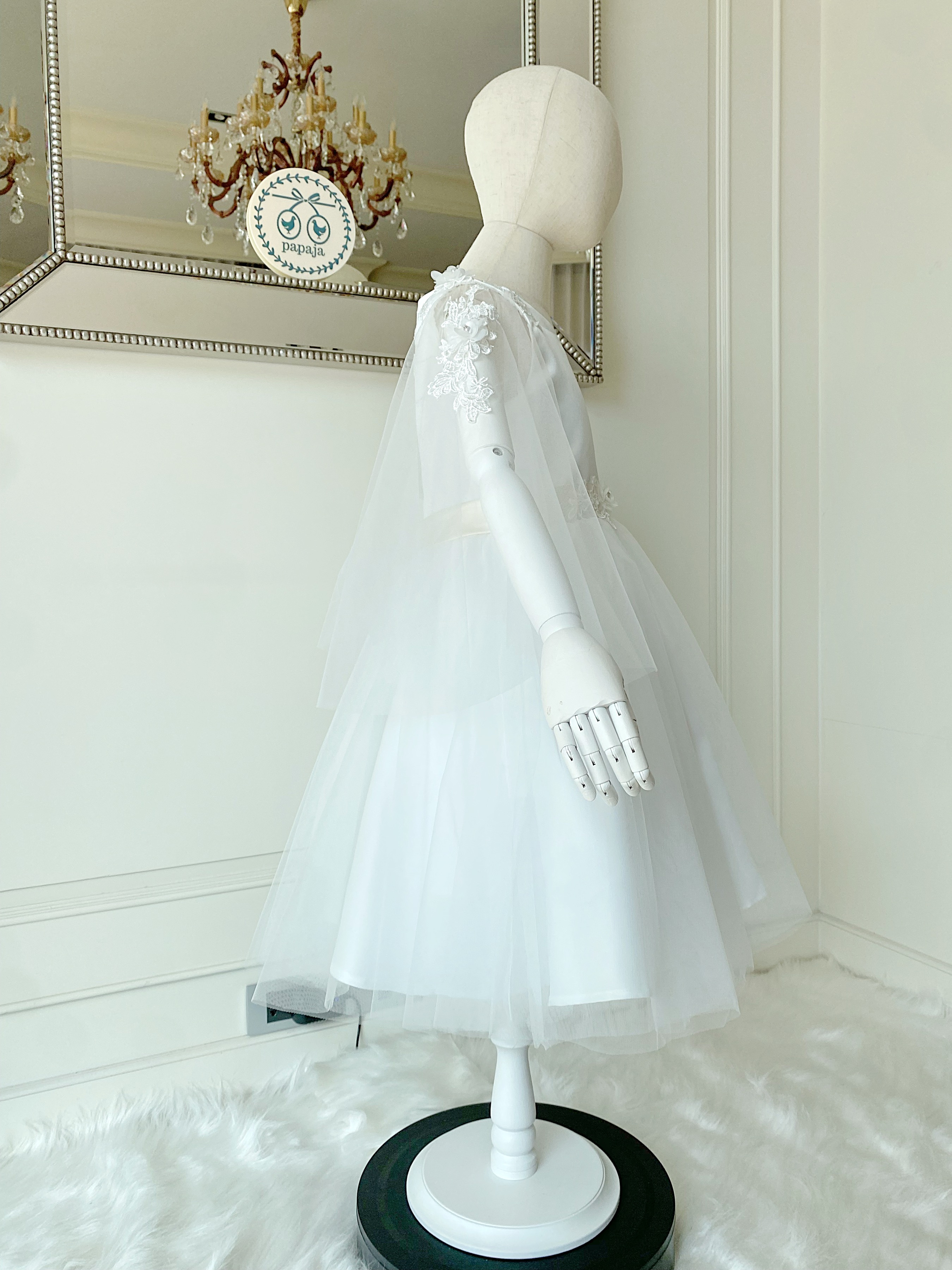 เดรสราตรีสั้นสีขาวออฟไวท์แขนกุด (งานไฮพรีเมี่ยม) ดีเทลประดับลูกไม้ที่หัวไหล่