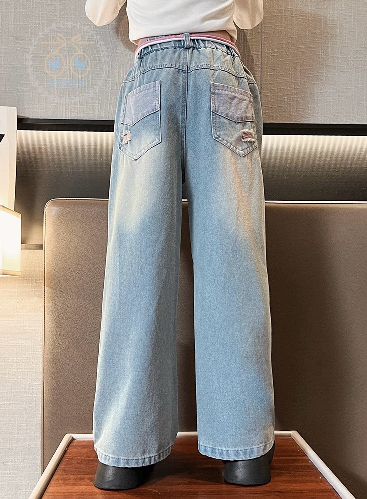 กางเกงยีนส์สีฟ้าอ่อน ตรงที่ขาดรุ่ยสีชมพู