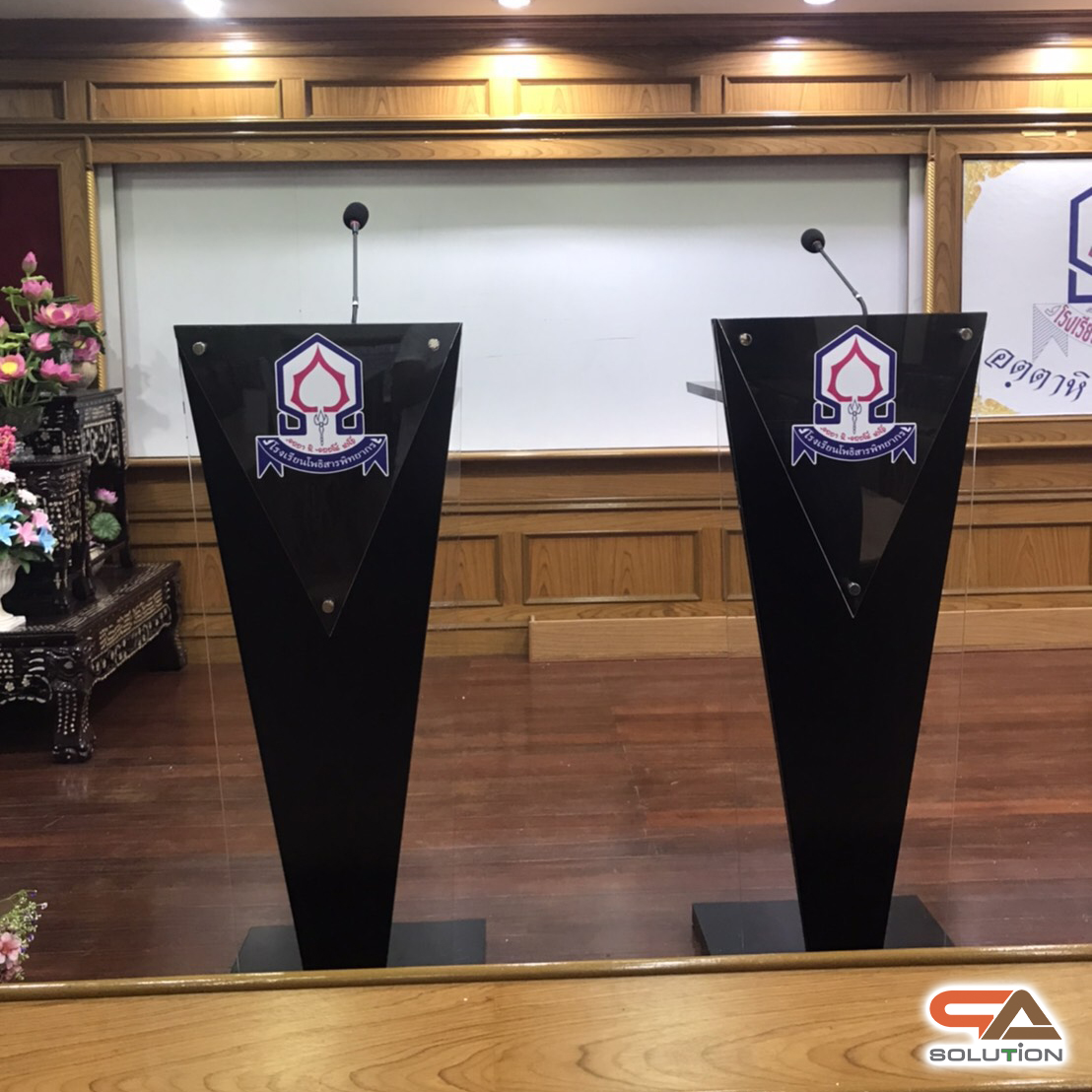 โพเดียมไม้สีดำ ทรงสามเหลี่ยม ขนาด (W) 45 x (L) 35 x (H) 120 cm. ด้านข้างอะคริลิคใส หนา 8 มม. ด้านหน้าอะคริลิคใส ติดหมุด สำหรับติดโลโก้