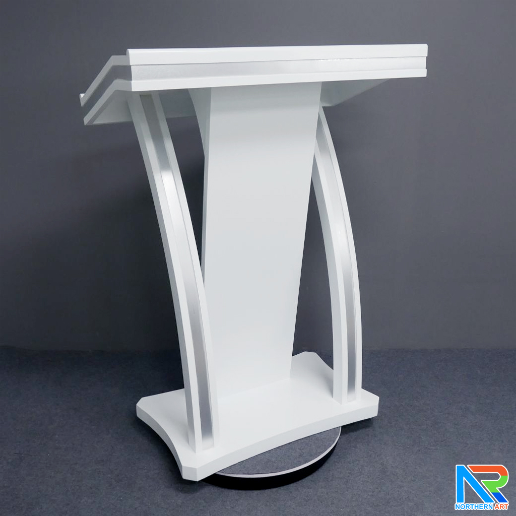 โพเดียมไม้ ยืนคู่ สีขาว ขนาด (W)90 x (L)50 x (H)120 cm. ตกแต่งแถบลามิเนตสีเงินเงาTOPและเสาข้าง