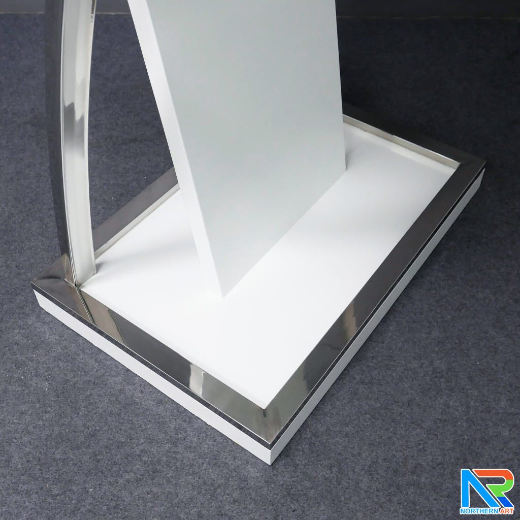 โพเดียมไม้ยืนคู่ Top หุ้มสแตนเลสยืนคู่ สีขาว ขนาด (W) 90x (L) 59 x (H) 120 cm. พร้อมตกแต่งเสาโค้งสแตนเลสเกรด 304