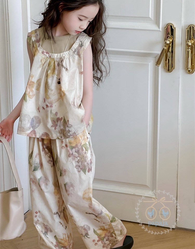 เซตเสื้อแขนกุดผ้าพิมพ์ลายโทนสีเบจพร้อมกางเกงขายาว