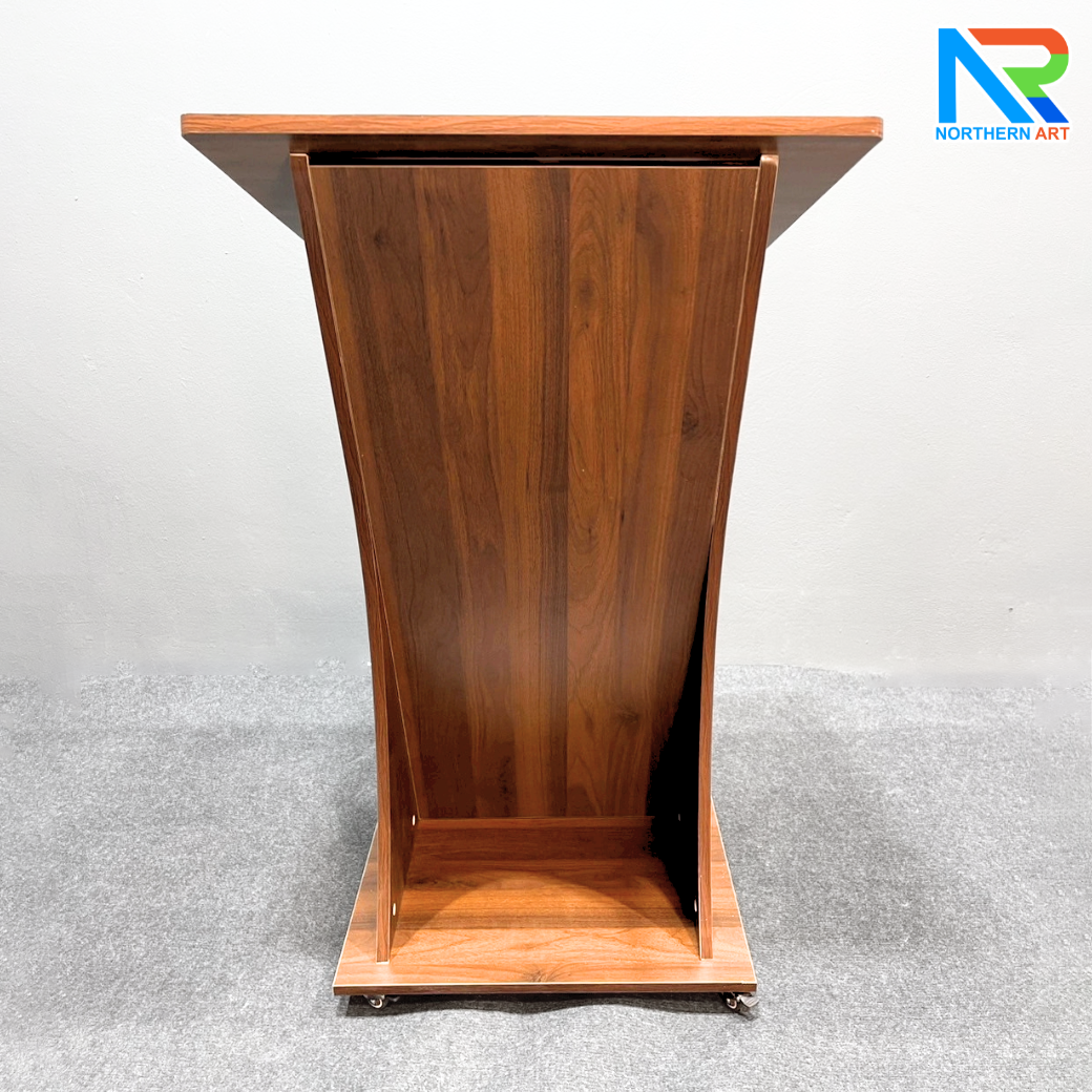 โพเดียมไม้ สีน้ำตาล TOPเอียง ขนาด (W)60 x (L)50 x (H)108 cm. พร้อมล้อเลื่อนและชั้นวางของ