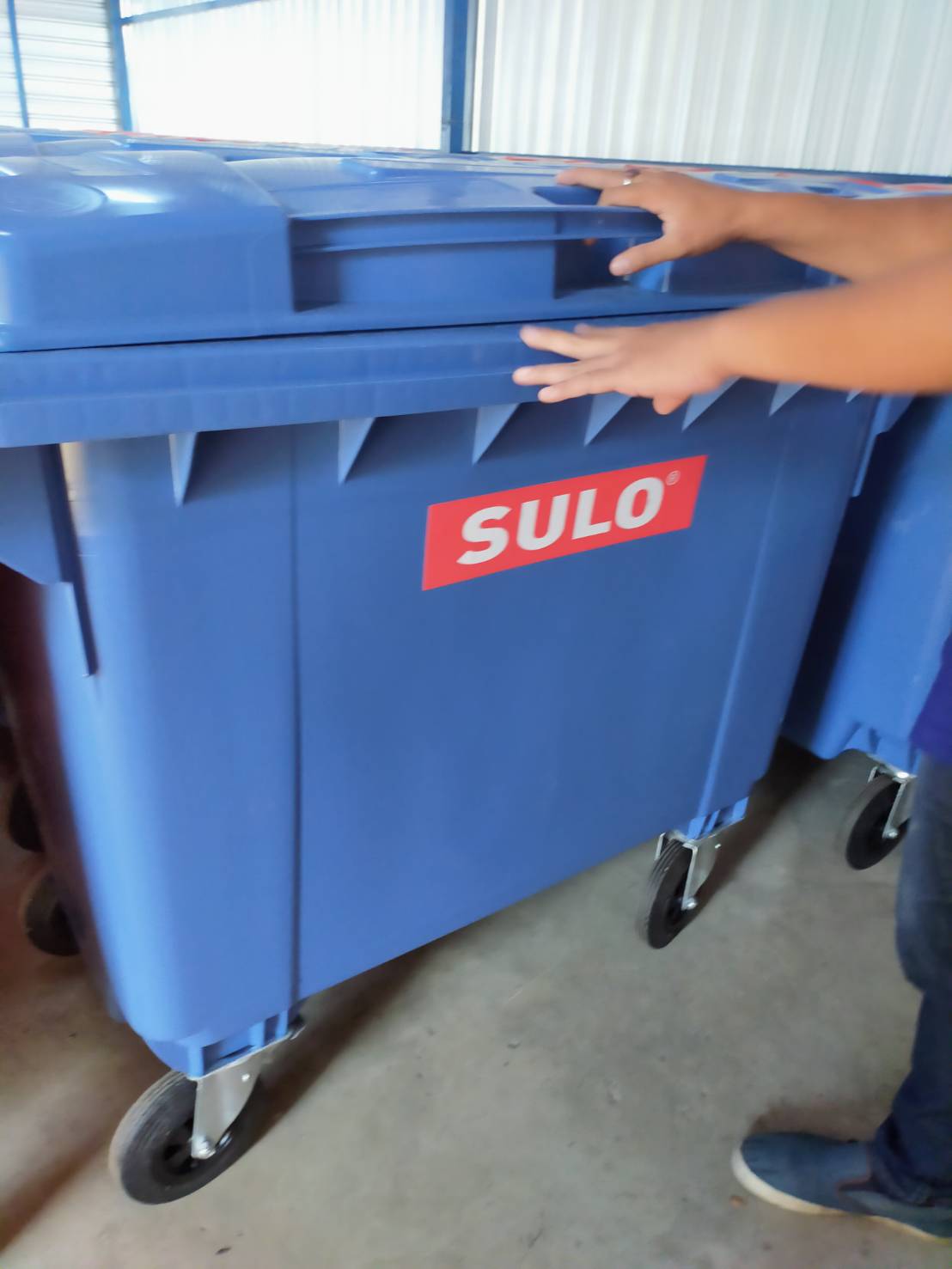 ถังขยะใบใหญ่ สีน้ำเงิน