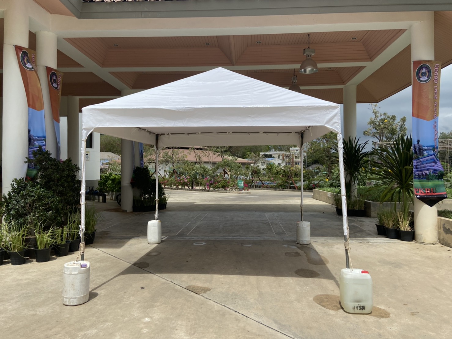 เต็นท์เช่าขนาดกว้าง3ยาว3เมตร(3x3) ทรงปิรามิดสีขาวเหมาะสำหรับงานจัดงานทุกประเภท