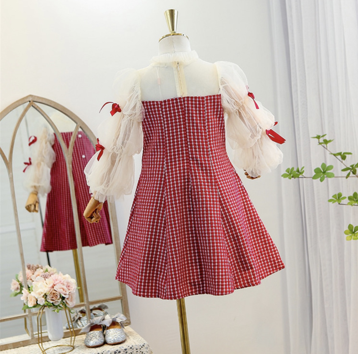 เดรสแขนยาวสีแดงผ้าทอลายตารางเล็กดีเทลช่วงแขนและไหล่ตัดด้วยผ้าสีครีม