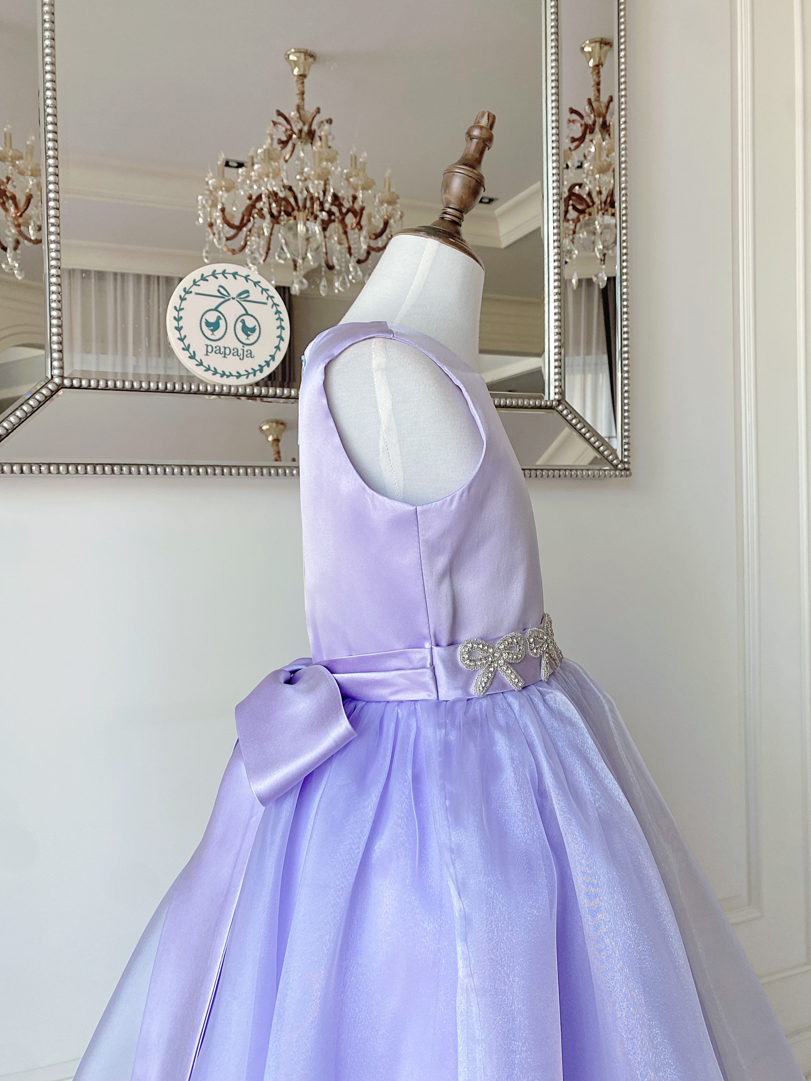 เดรสออกงานราตรียาวแขนกุด สีม่วงพาสเทล (งานไฮพรีเมี่ยม) ดีเทลลายปักเพชรหนามเตยรูปริบบิ้นที่ช่วงเอว