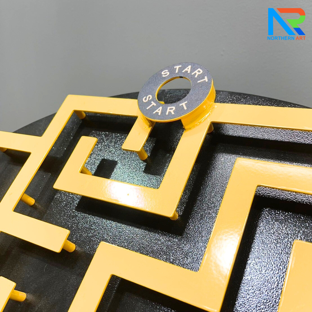 เกมส์เขาวงกต รุ่นพวงมาลัยรถ ขนาด (W)70 x (D)60 x (H)145 cm. โครงเหล็กพ่นสีอุตสาหกรรมพร้อมล้อเลื่อน ลูกแก้วคละสี 5 ลูก