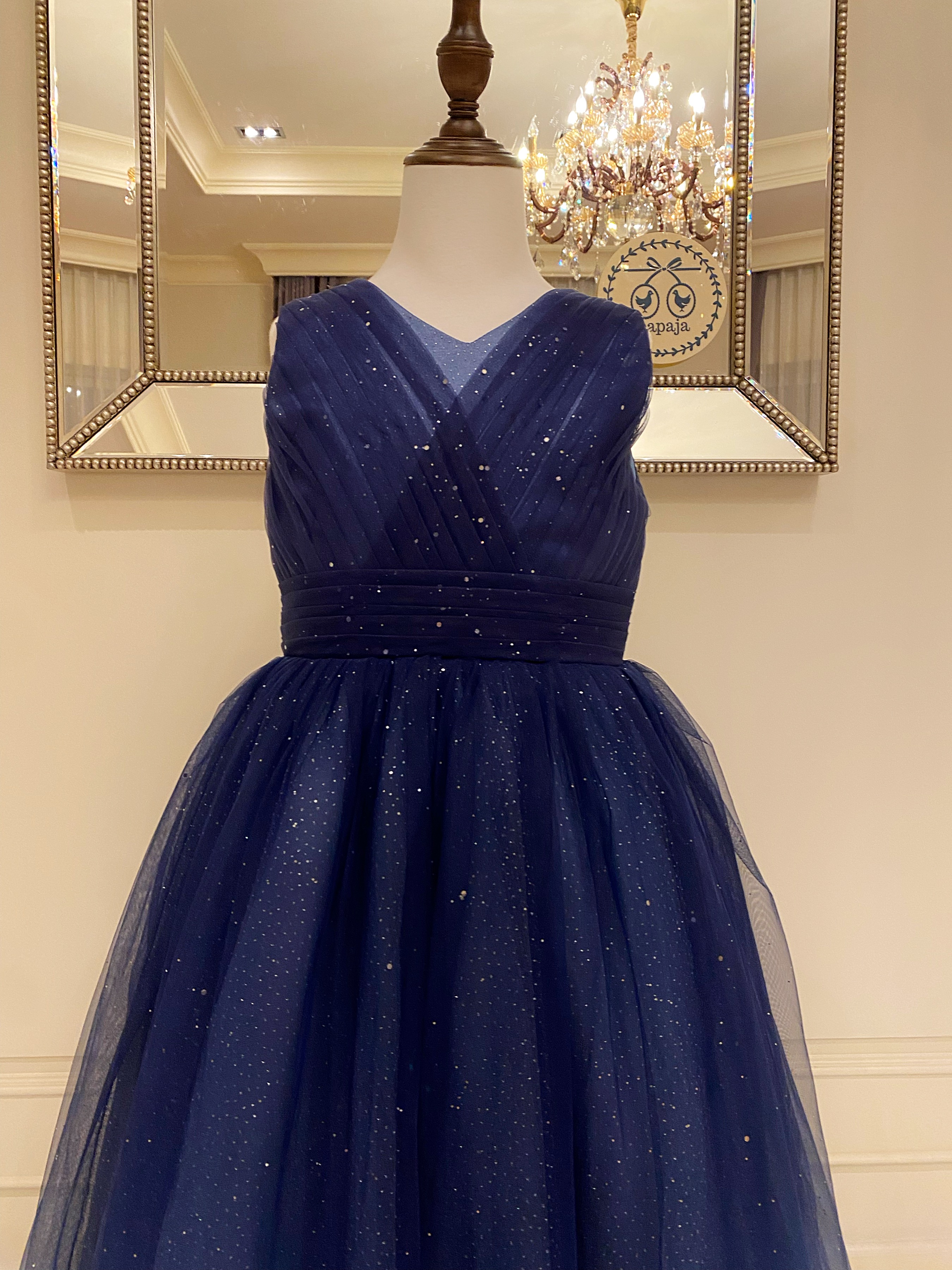 เดรสออกงานราตรียาวแขนกุดสีน้ำเงินคอวี ย้อมไล่สีโทนเข้มอ่อน (งานไฮพรีเมี่ยม) ผ้าโปร่งพิมพ์ลายวิ้งๆ