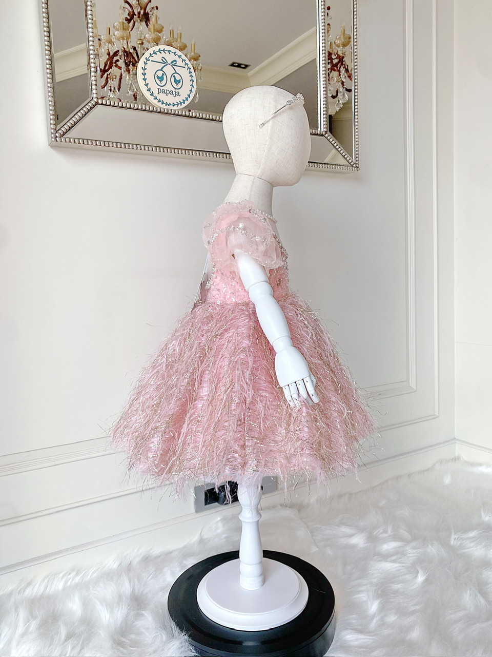 เดรสราตรีสั้นสีชมพูอ่อนแขนตุ๊กตา ดีเทลผ้า 3D ขนนกประดับไข่มุกรอบคอ