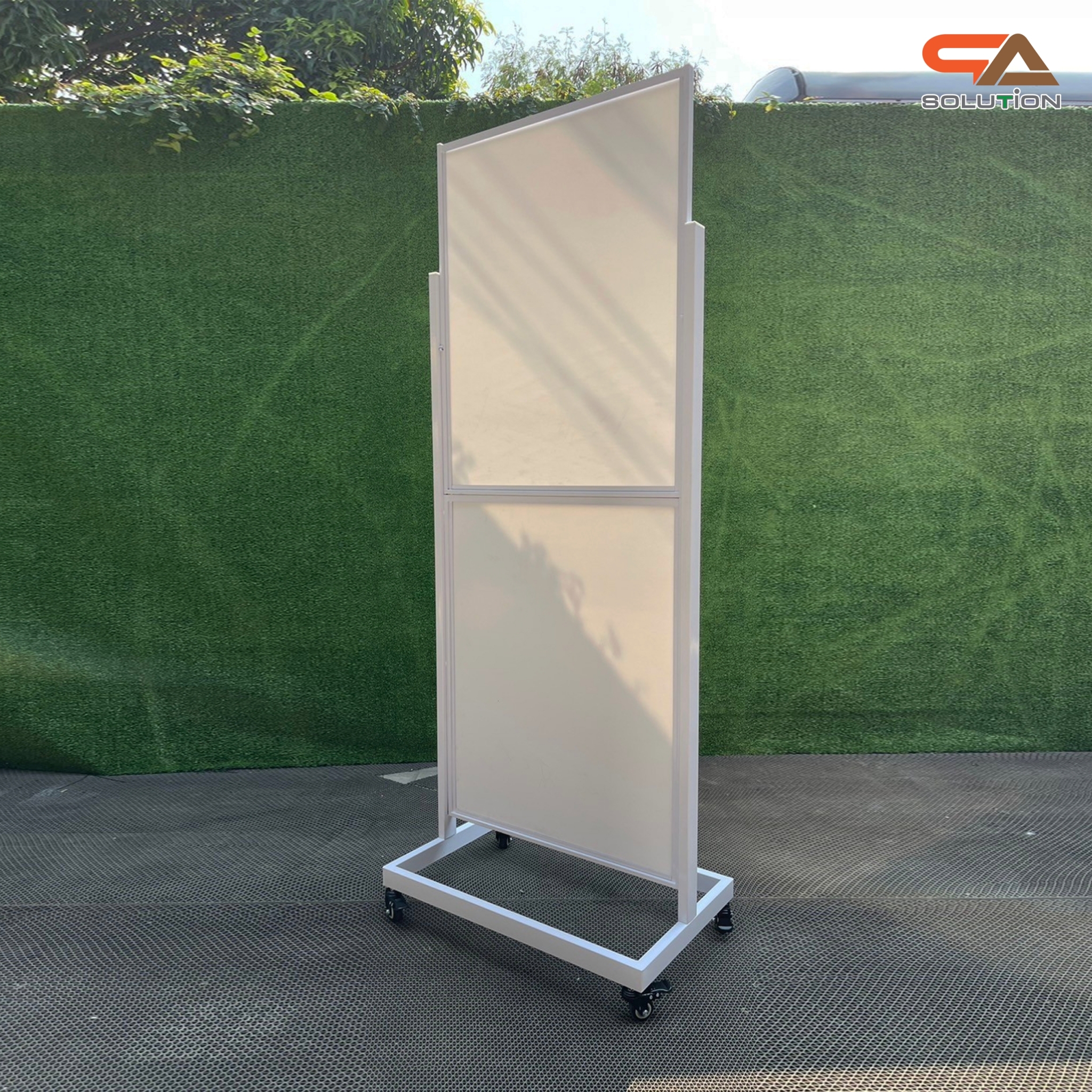 ป้ายตั้งพื้นเหล็ก กรอบคู่ สีขาว มีล้อ (W) 58 × (L) 73 x (H) 160 cm. สอดงานด้านบน โชว์ภาพ2ด้าน ถอดประกอบได้