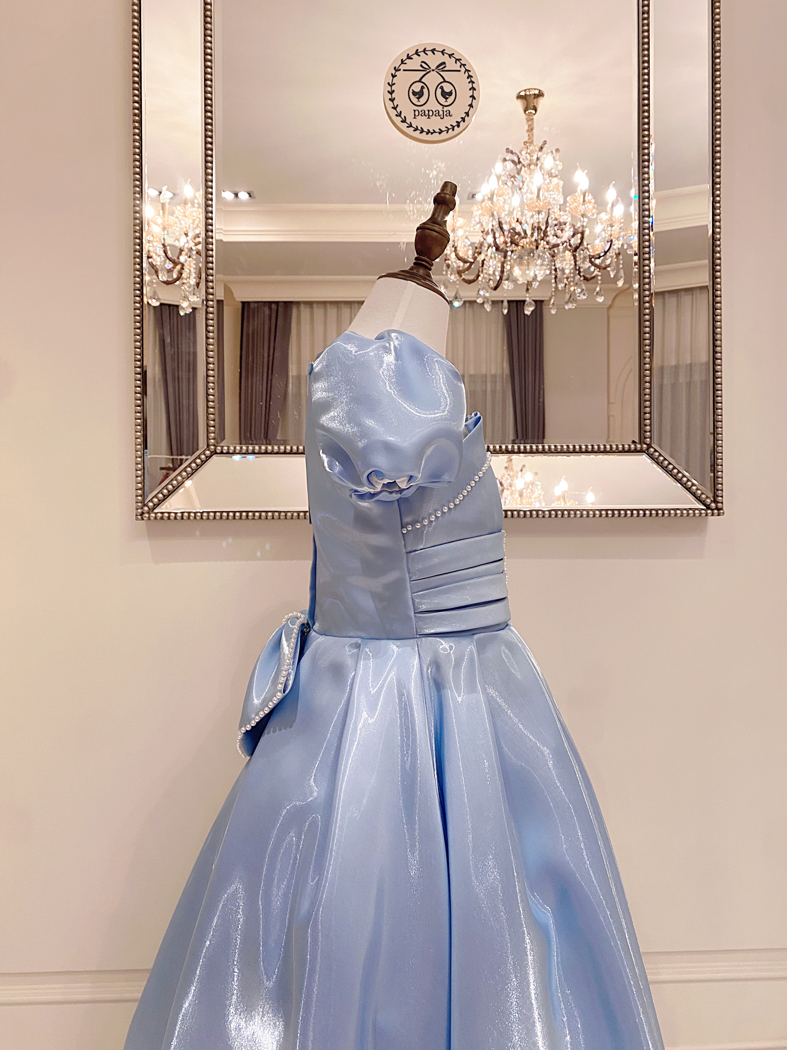 เดรสราตรียาวสีฟ้าครามแขนตุ๊กตา ดีเทลจับเดรปช่วงบนและเอว ผ้าดัสเชสเนื้อไหมแก้ว ชุดนี้คัตติ้งและผ้าสวยมากๆ