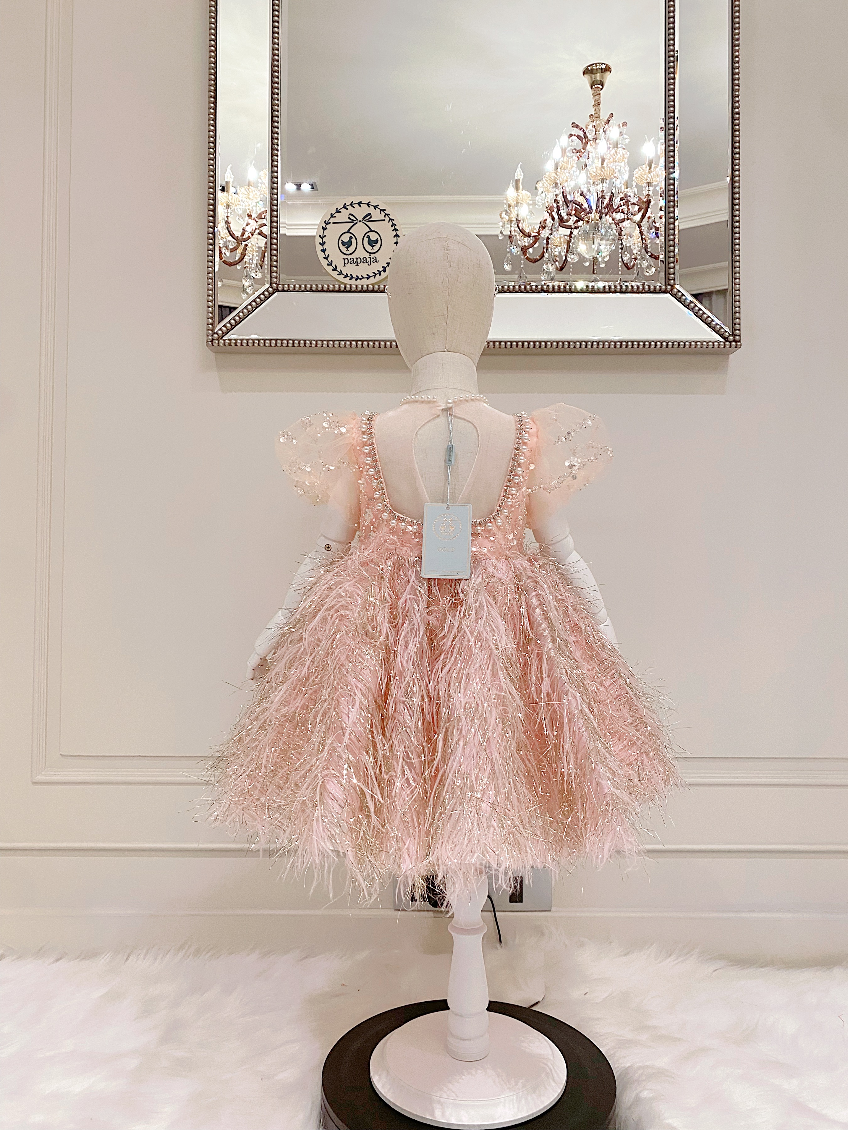 เดรสราตรีสั้นสีชมพูอ่อนแขนตุ๊กตา ดีเทลผ้า 3D ขนนกประดับไข่มุกรอบคอ